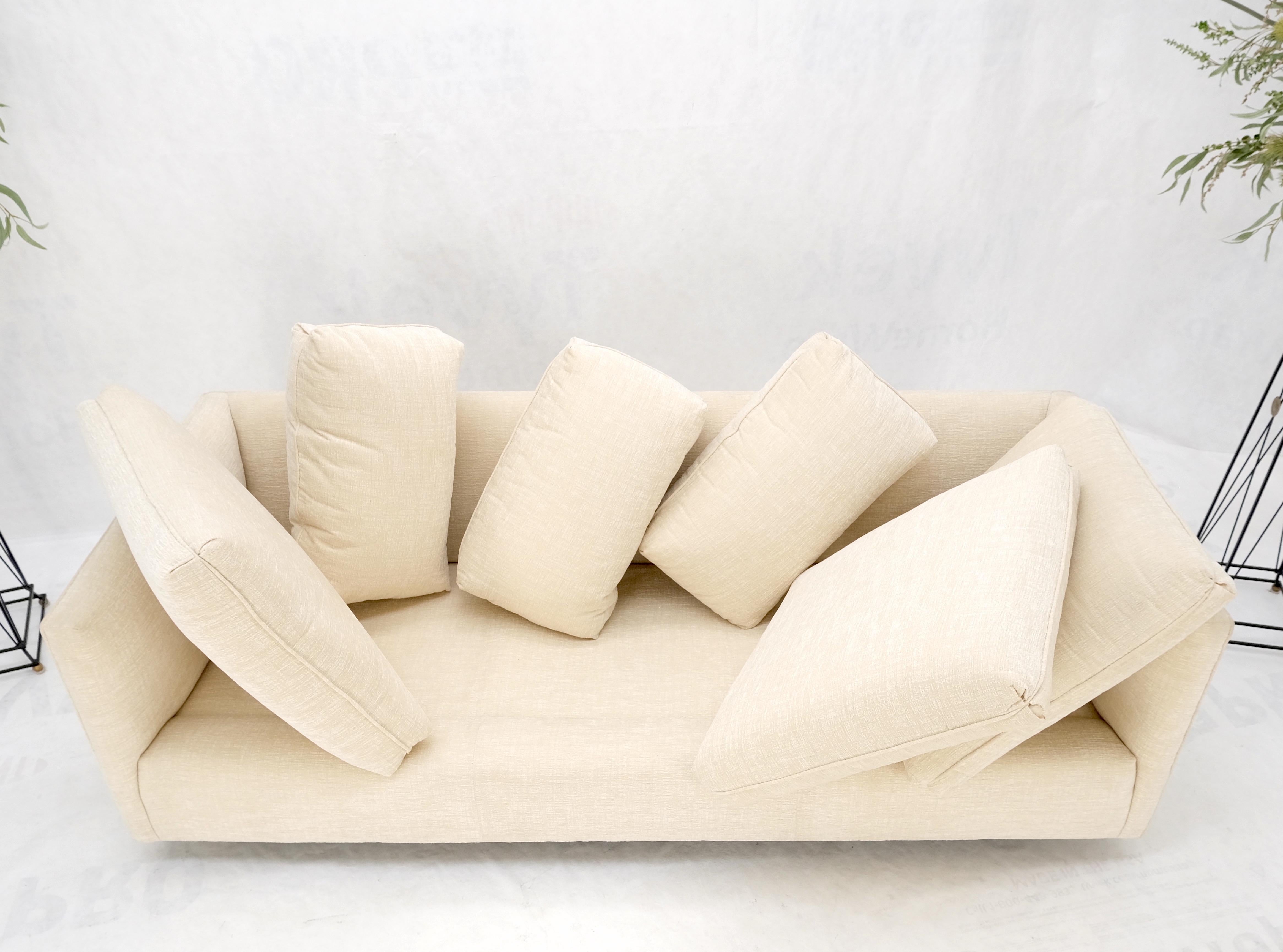 Américain Sofa en forme de boîte en tissu beige mi-siècle moderne, design personnalisé MINT ! en vente