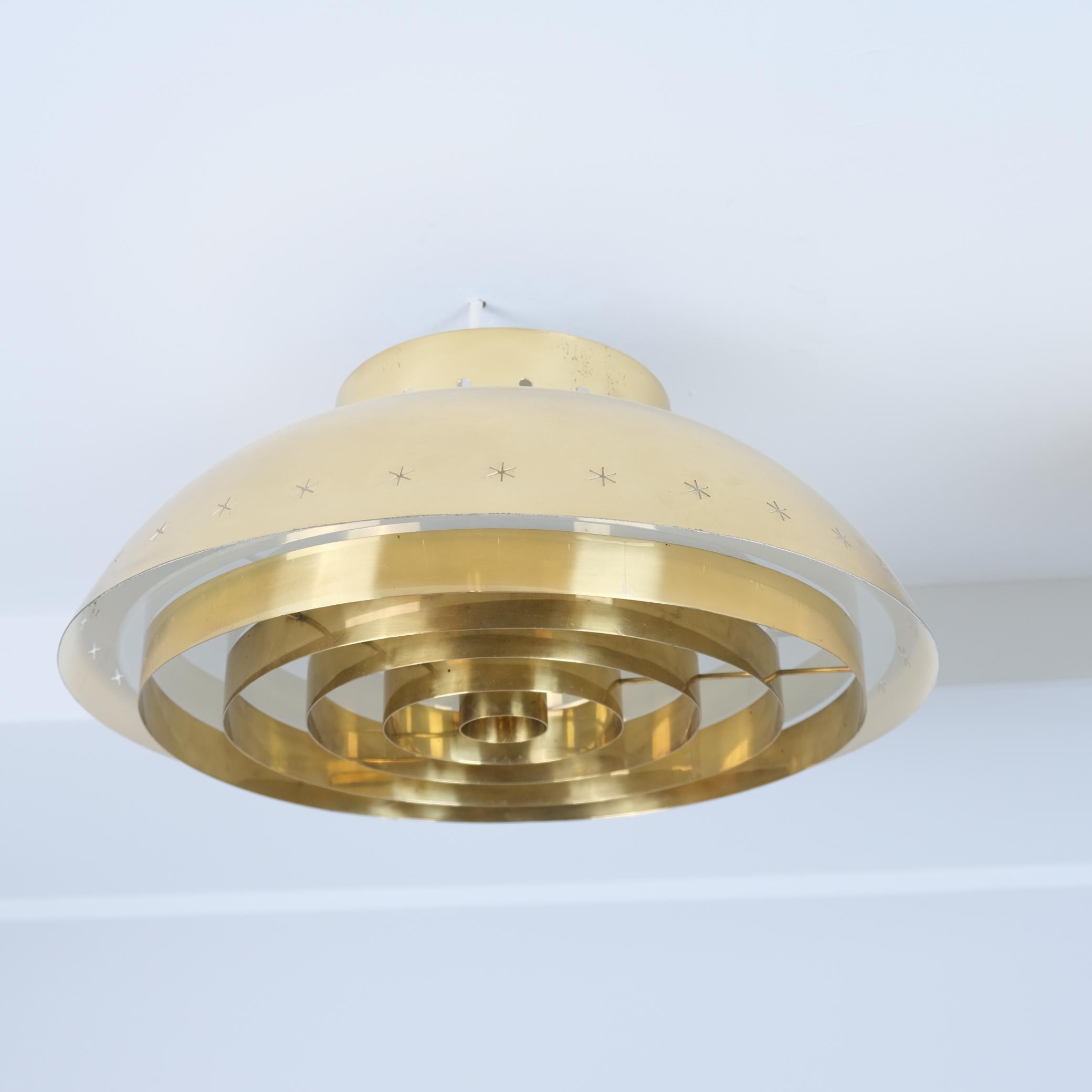 Un plafonnier Paavo Tynell exceptionnellement rare, fabriqué sur mesure, avec une provenance exclusive. Cette lampe est l'un des deux seuls exemplaires de ce modèle probablement unique, commandé et conçu pour la paroisse d'Akaa, dans la région de