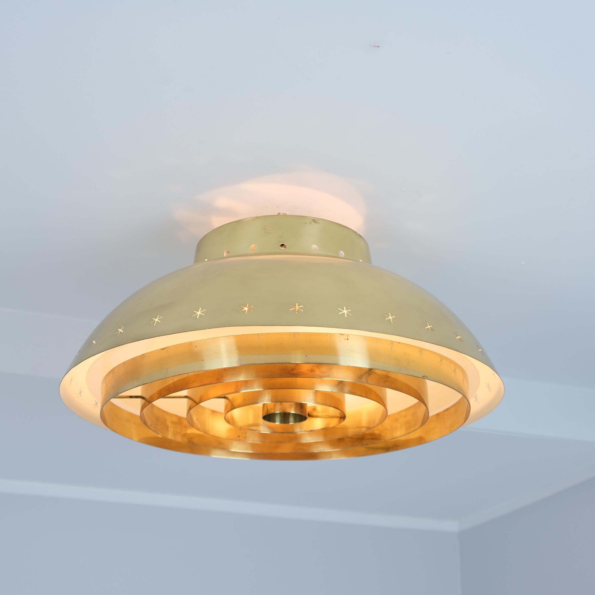 Un plafonnier Paavo Tynell exceptionnellement rare, fabriqué sur mesure, avec une provenance exclusive. Cette lampe est l'un des deux seuls exemplaires de ce modèle probablement unique, commandé et conçu pour la paroisse d'Akaa, dans la région de