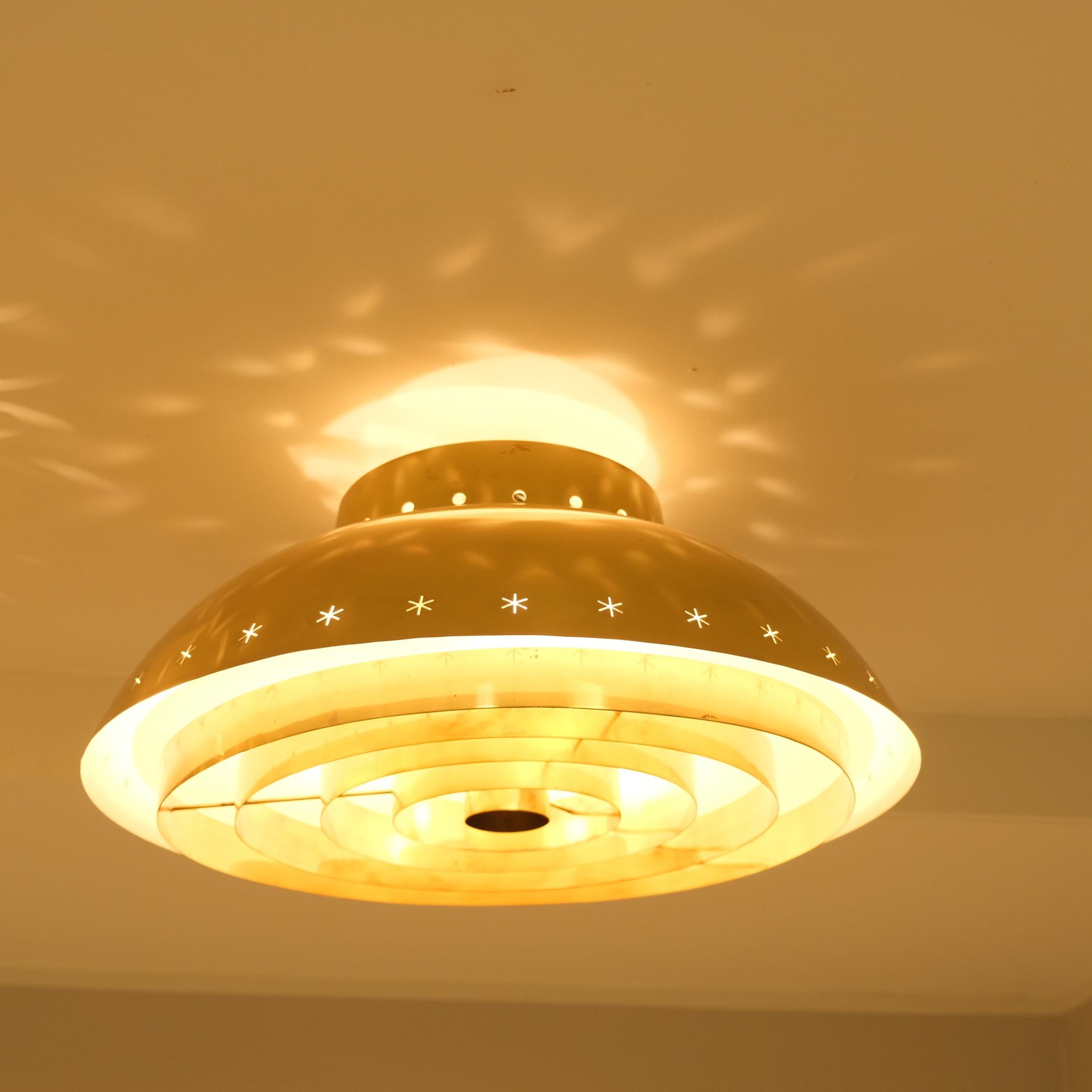 Laiton Lampe Paavo Tynell de conception spéciale commandée pour la paroisse d'Akaa, Taito, années 1950 en vente