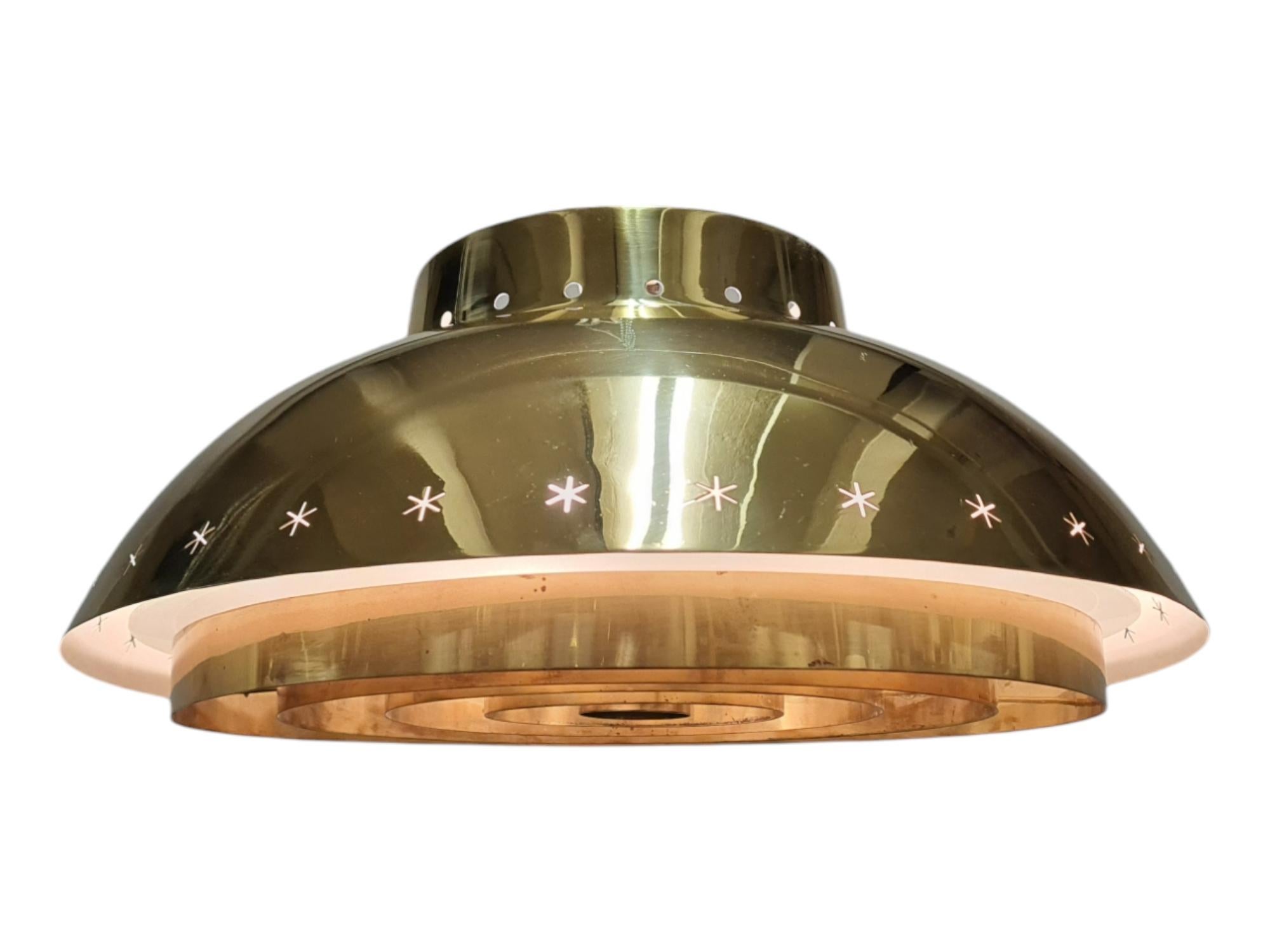 Un plafonnier Paavo Tynell exceptionnellement rare, fabriqué sur mesure, avec une provenance exclusive. Cette lampe est l'un des deux seuls exemplaires de ce modèle probablement unique, commandé et conçu pour la paroisse d'Akaa, dans la région de