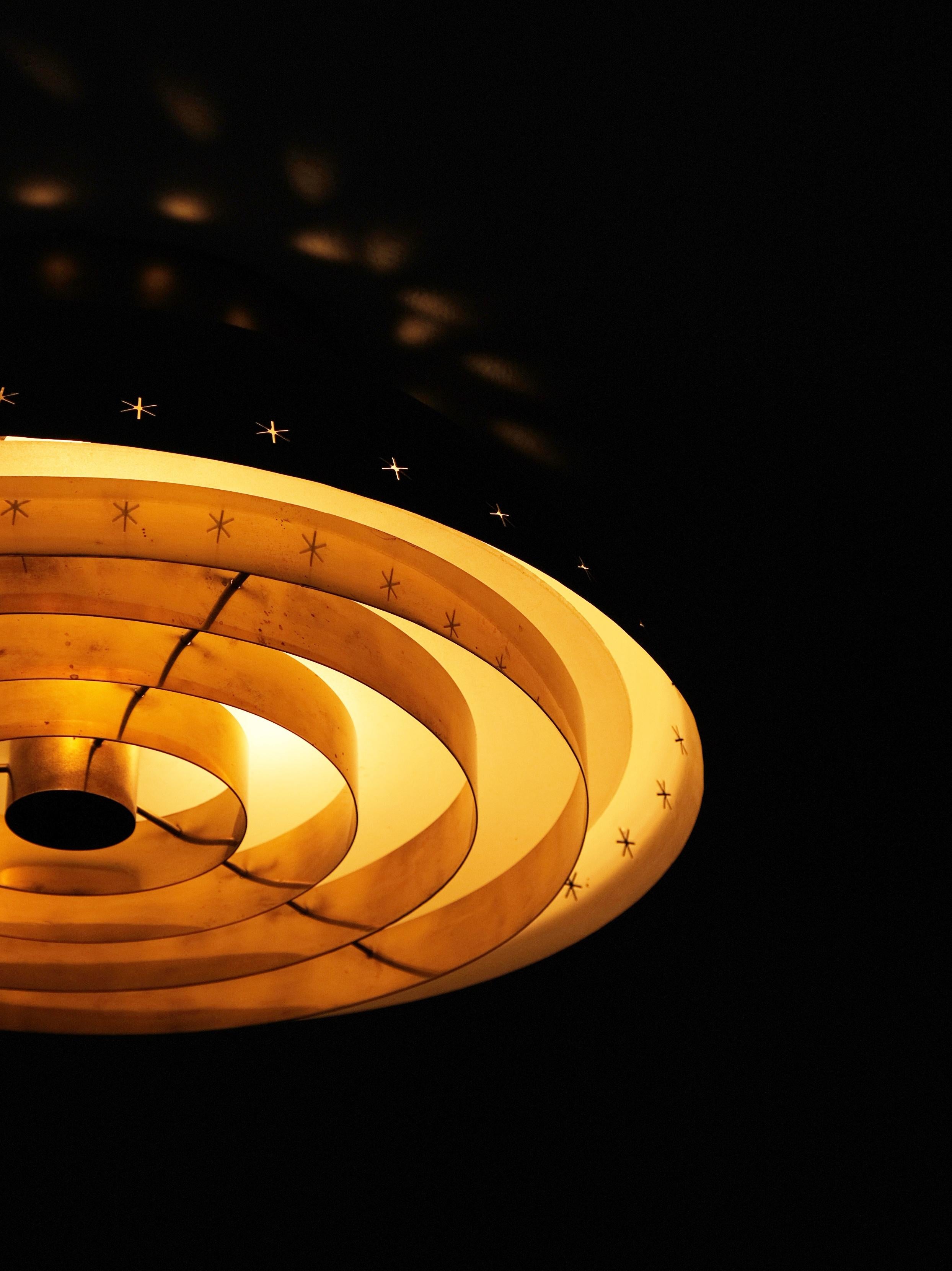 Milieu du XXe siècle Lampe Paavo Tynell de conception spéciale commandée pour la paroisse d'Akaa, Taito, années 1950 en vente