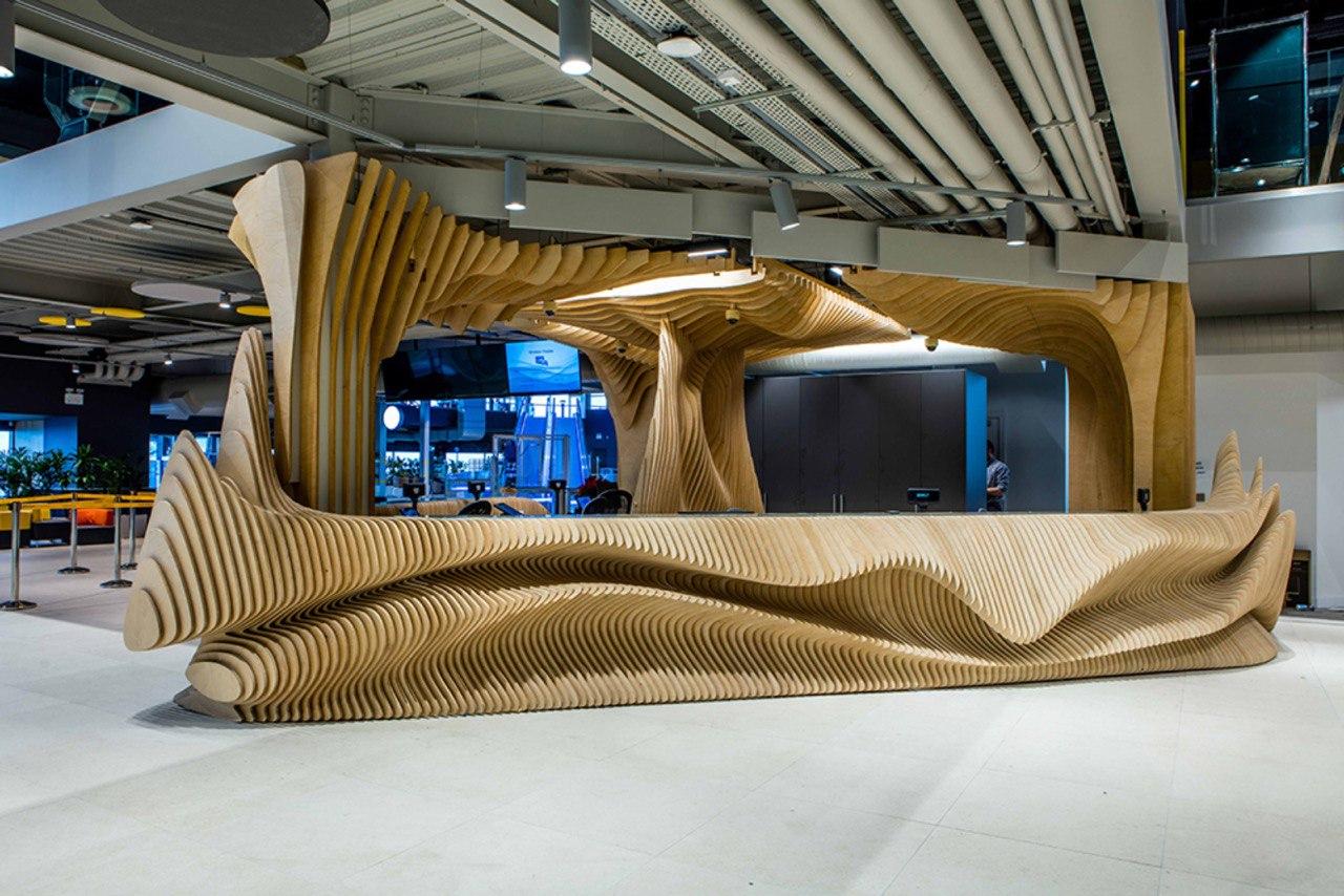 Esta zona de recepción param�étrica es una mezcla perfecta de arte, arquitectura y funcionalidad. Elaborado íntegramente con madera contrachapada cortada mediante CNC, el diseño escultórico incluye un mostrador de recepción fluido, un techo