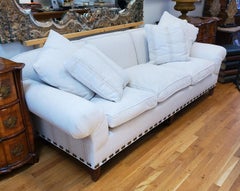 Divano in stile georgiano progettato su misura con rivestimento in Crypton bianco