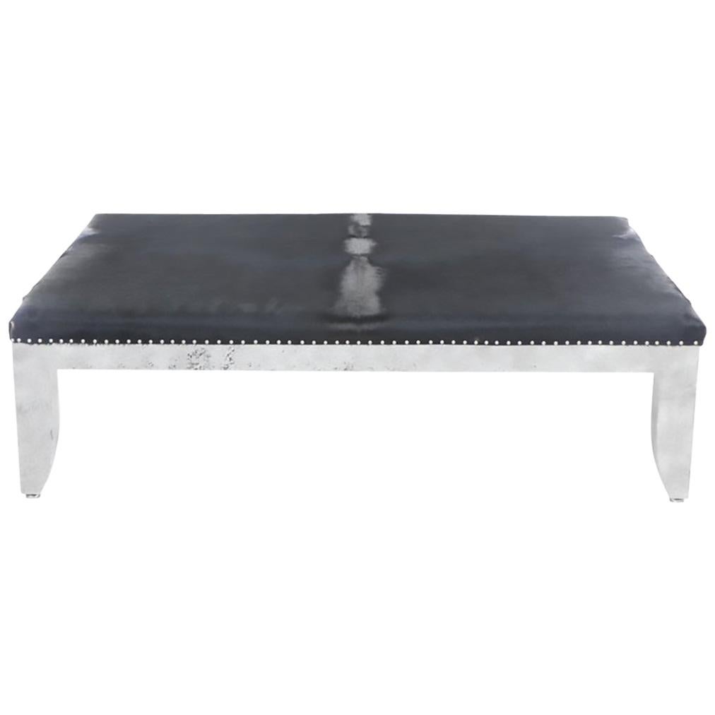 Table basse en laque argentée patinée, conçue sur mesure, en raphia et peau 