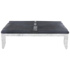 Table basse en laque argentée patinée, conçue sur mesure, en raphia et peau 