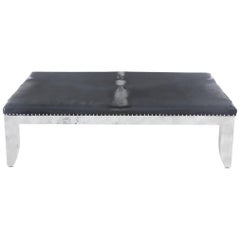 Individuell gestaltete Distressed Couchtisch, silberner Lack, Raffiabast und Haar auf Leder 