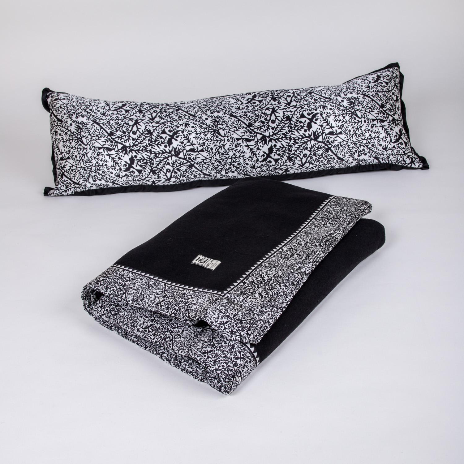 Custom Designed Luxury 100% Merino Wool Emilie King Blanket with Body Pillow For Sale 2