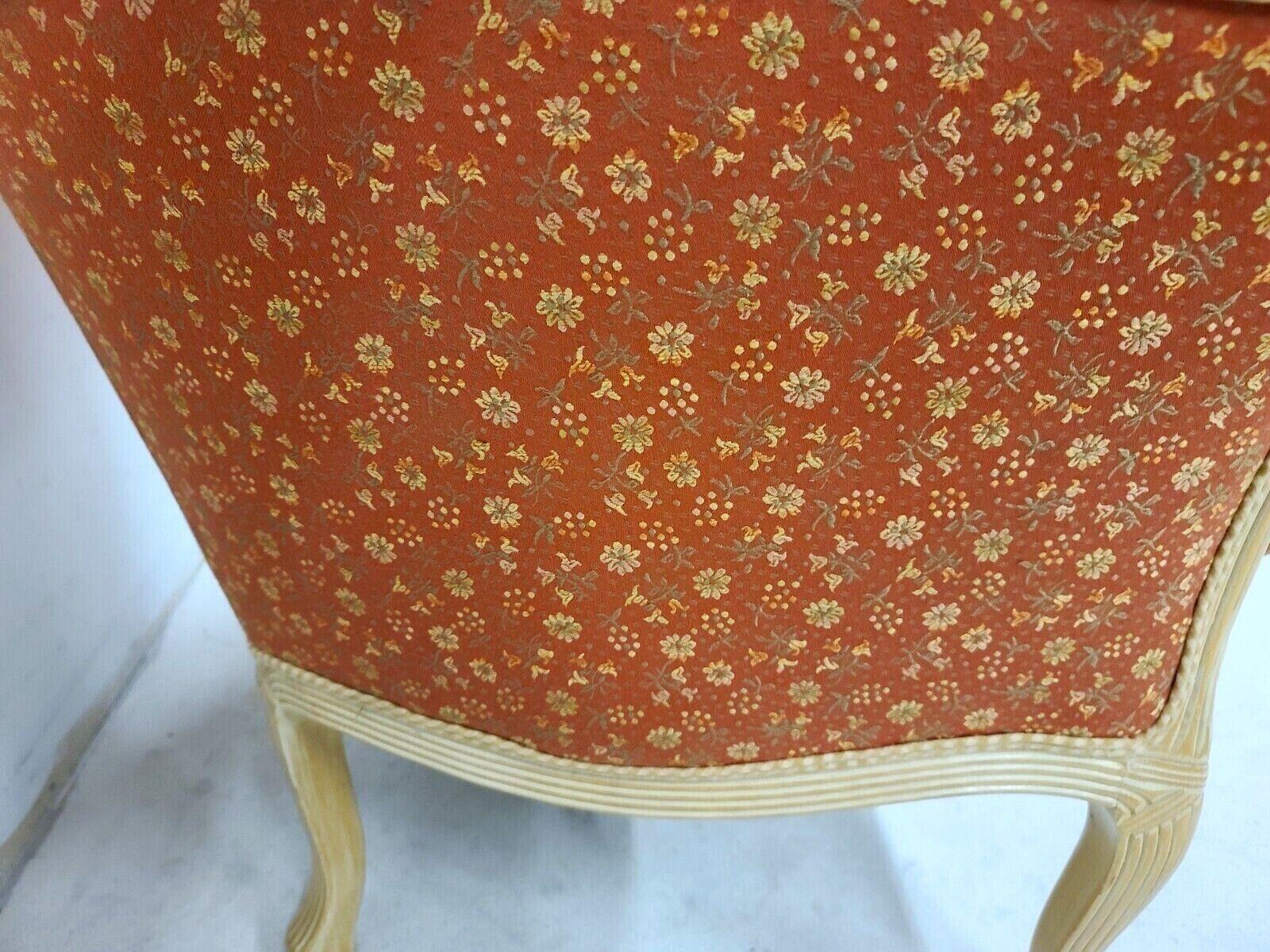 Coton Chaise de banquet provinciale française Louis XV à fleurs en abricot, conçue sur mesure en vente