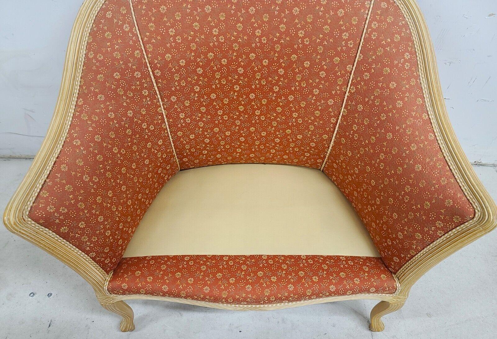 Chaise de banquet provinciale française Louis XV à fleurs en abricot, conçue sur mesure en vente 1