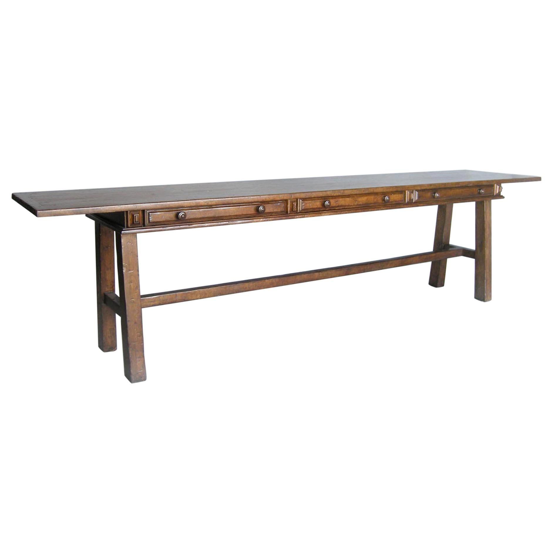 Maßgefertigter Schreibtisch mit hochgezogenen Paneelen und Bleistiftschubladen von Dos Gallos Studio im Angebot
