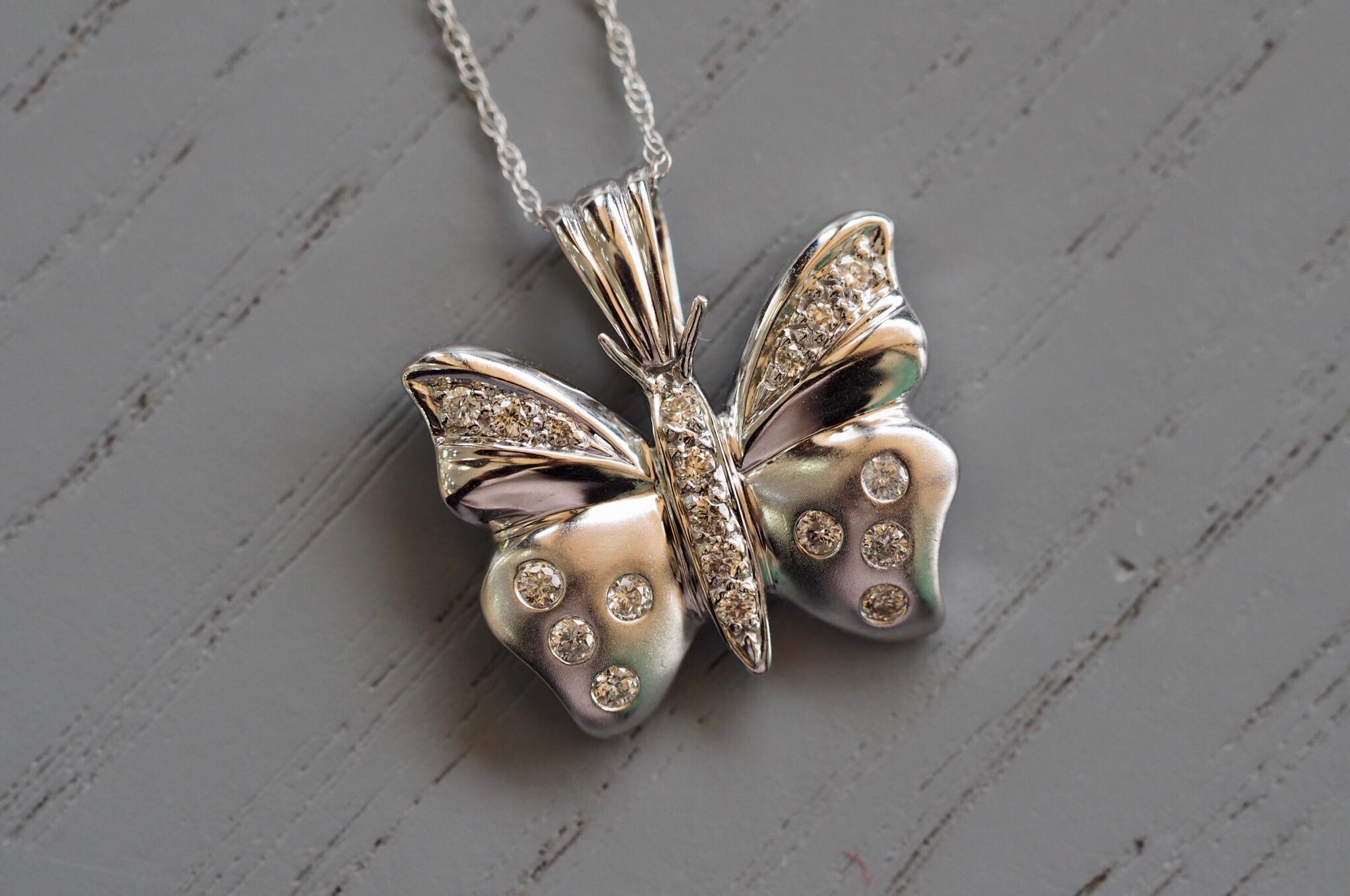 Taille ronde Collier pendentif papillon en diamants sur mesure en vente