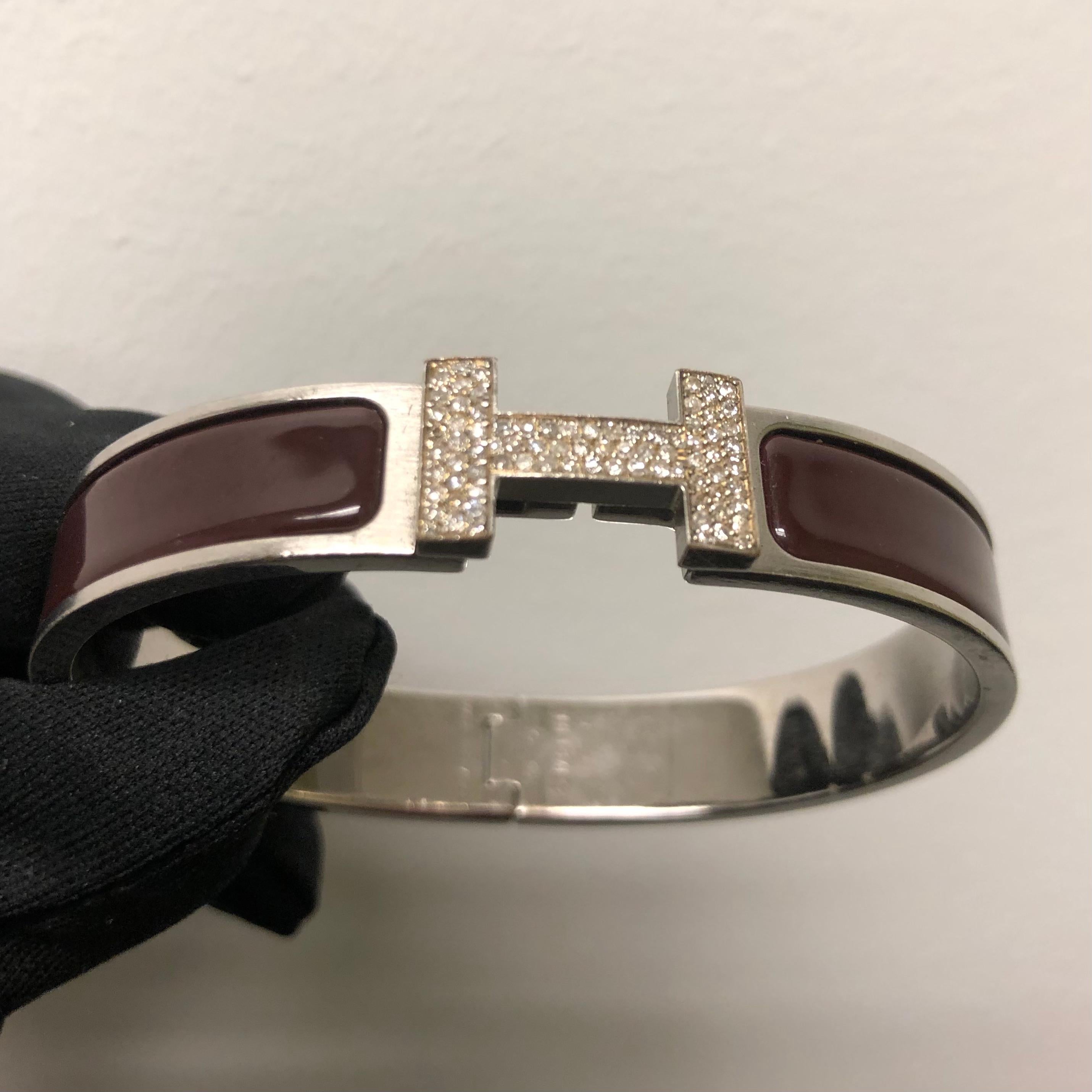 Bracelet Hermes Clic H avec diamants sur mesure, complet avec boîte d'origine.

Un bracelet Hermes Clic H taille GM en brun et argent est serti à la main d'environ 1,25 carats de diamants naturels SI-I d'origine minière. Les diamants brillent de
