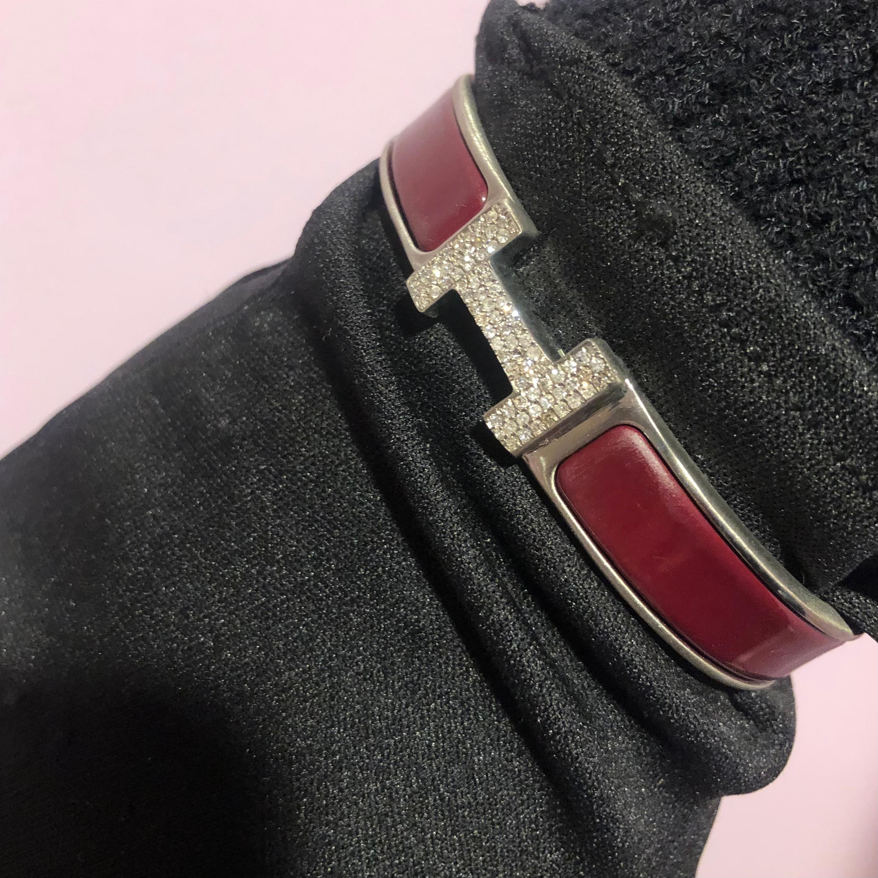 Bracelet Hermes Clic H avec diamants sur mesure, complet avec boîte d'origine.

Un bracelet Hermes Clic H taille GM en rouge et argent est serti à la main d'environ 1,25 carats de diamants naturels SI-I d'origine minière. Les diamants brillent de