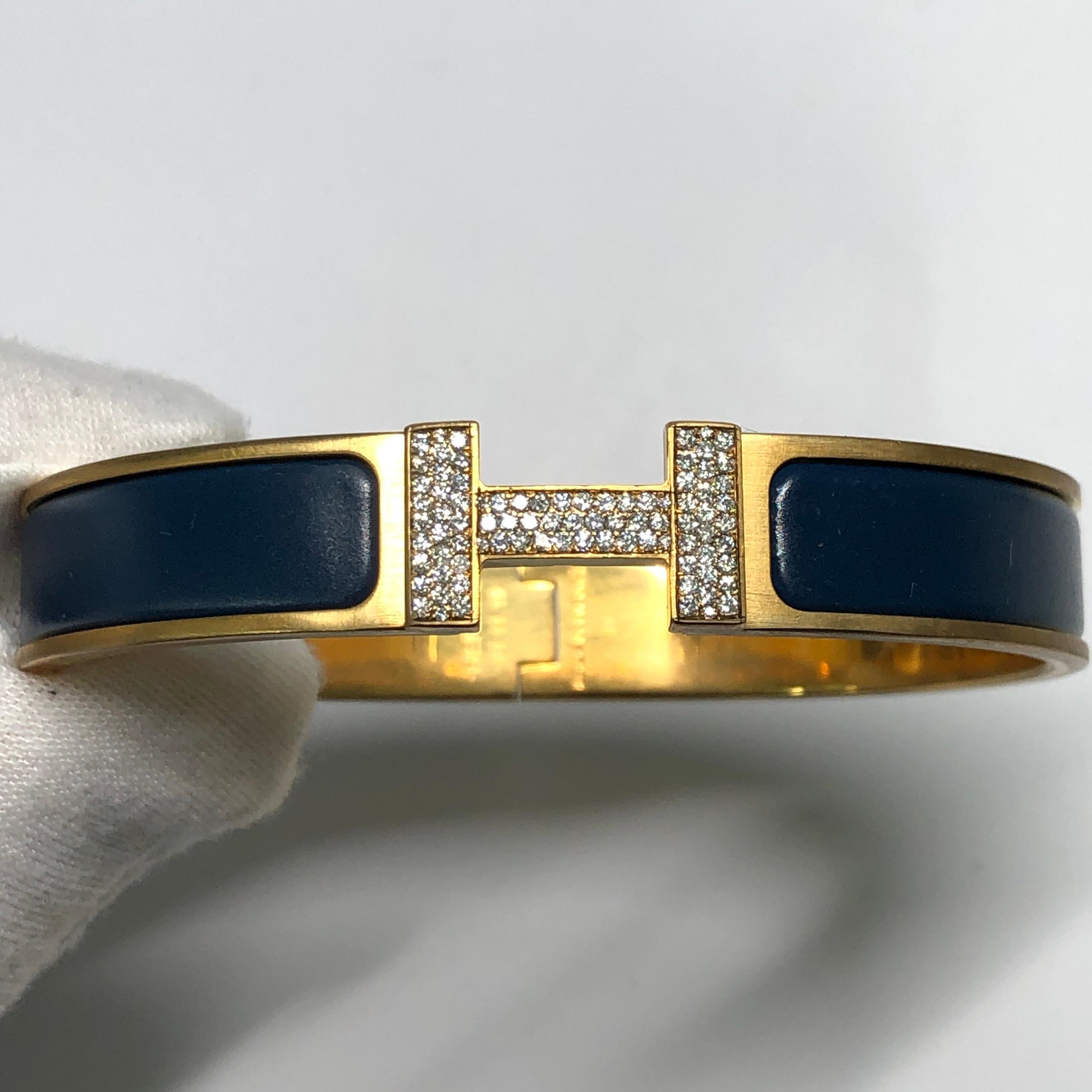 Pulsera Hermes Clic H personalizada con diamantes y caja original.

Una pulsera original Hermes Clic H de tamaño GM en color azul y dorado está engastada a mano de forma personalizada con aproximadamente 1,25 quilates de Diamantes VS-SI naturales