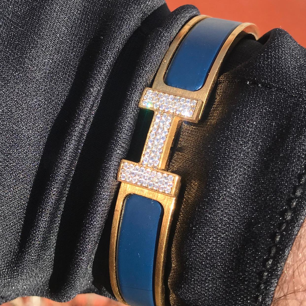 Bracelet Hermes Clic H avec diamants sur mesure, complet avec boîte d'origine.

Un bracelet Hermes Clic H taille GM en bleu et or est serti à la main d'environ 1,25 carats de diamants naturels VS-SI. Les diamants brillent de manière étonnante, même