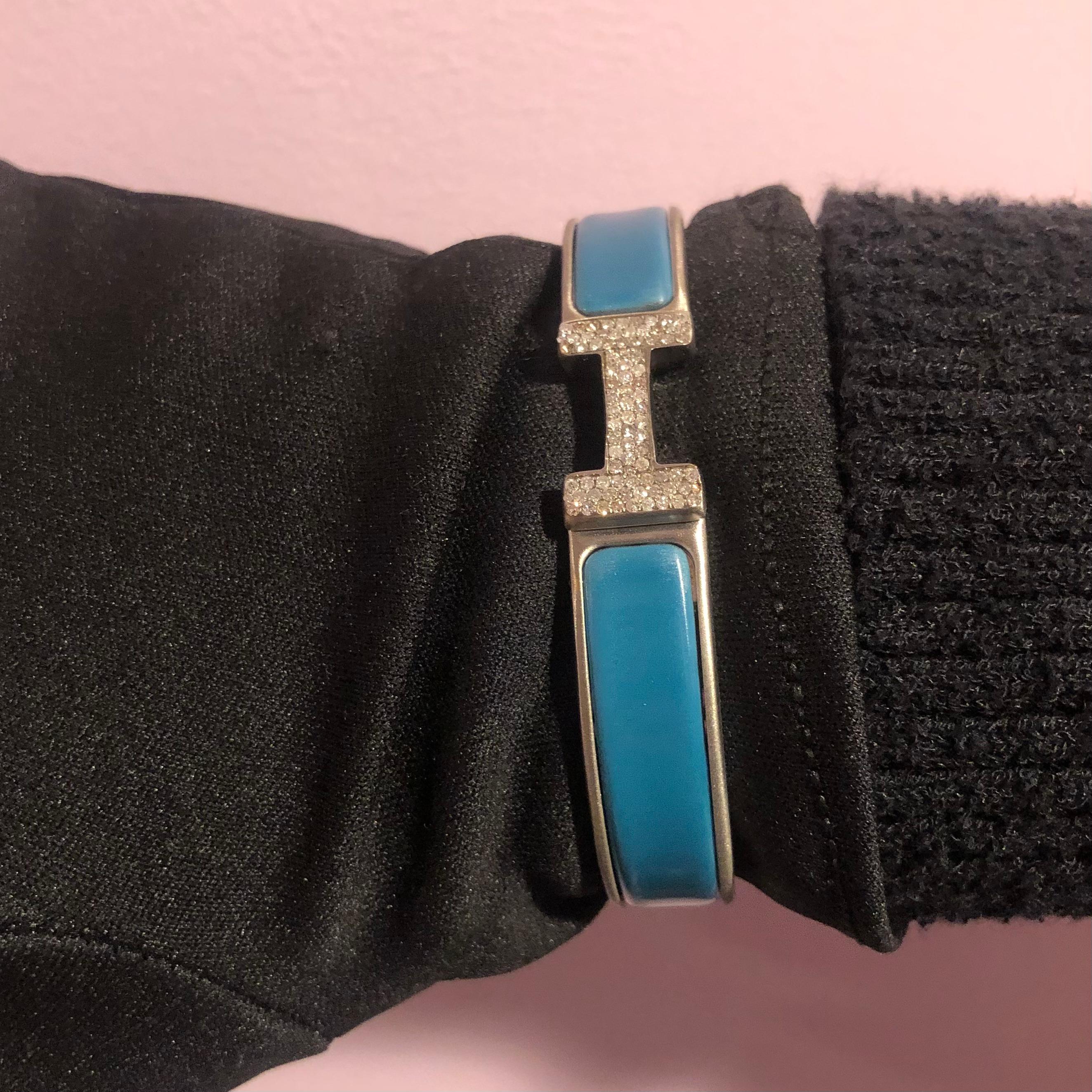 Custom Diamond Hermes Clic H Armband komplett mit Originalverpackung.

Ein Original Hermes Clic H Armband GM Größe in Blau und Silber Farbe ist individuell von Hand mit ca. 1,25 Karat von natürlichen echten Erde abgebaut SI-I Diamanten gesetzt. Die