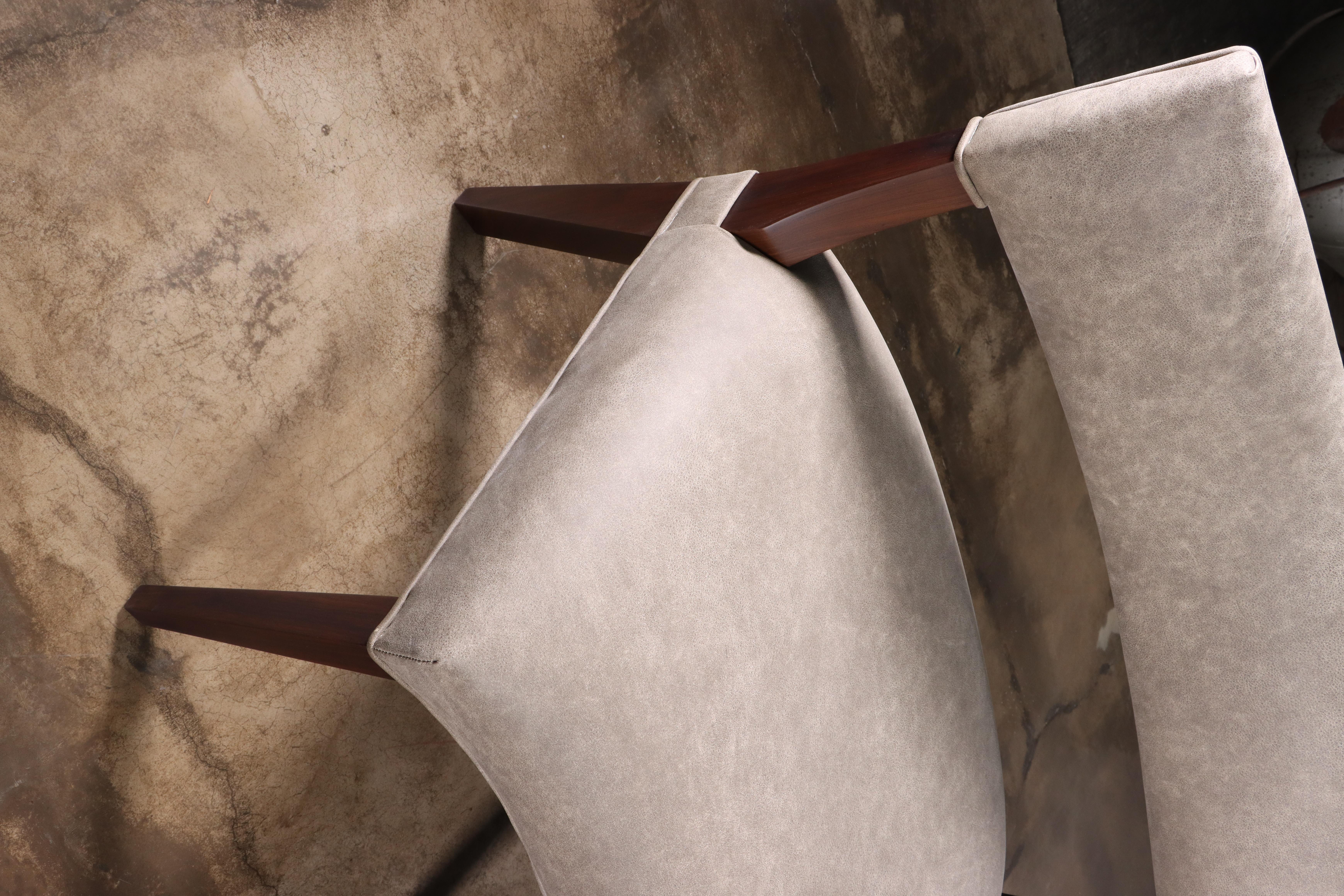 Maßgefertigter Esszimmerstuhl aus grauem Leder und Massivholz von Costantini, Bruno im Angebot 3