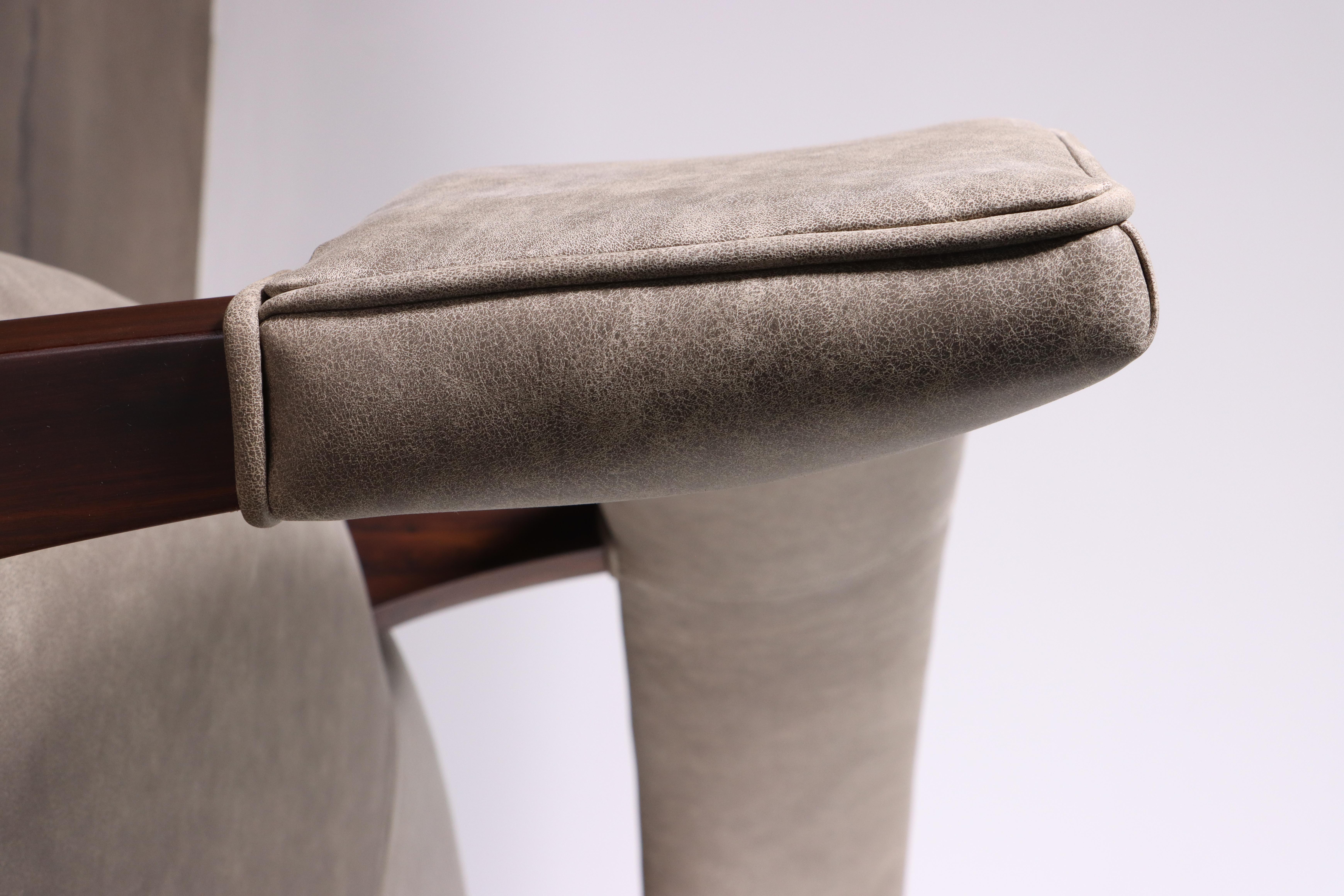 Maßgefertigter Esszimmerstuhl aus grauem Leder und Massivholz von Costantini, Bruno im Angebot 1