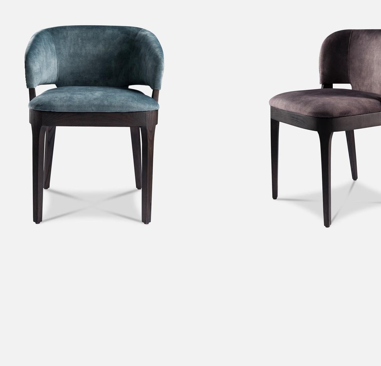 XXI secolo e contemporaneo Sedia da pranzo personalizzata in pelle color taupe e struttura in Oak nero in vendita