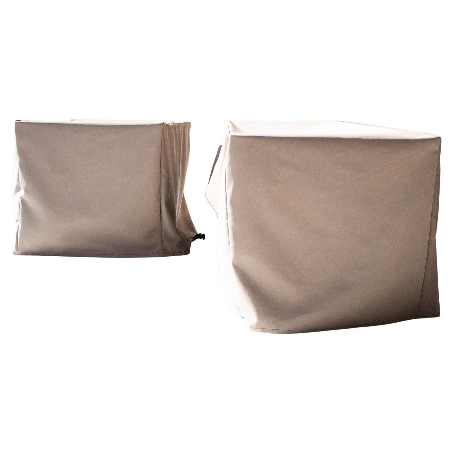 Housses extérieures de chaises de salle à manger personnalisées en taupe Young Projects en vente