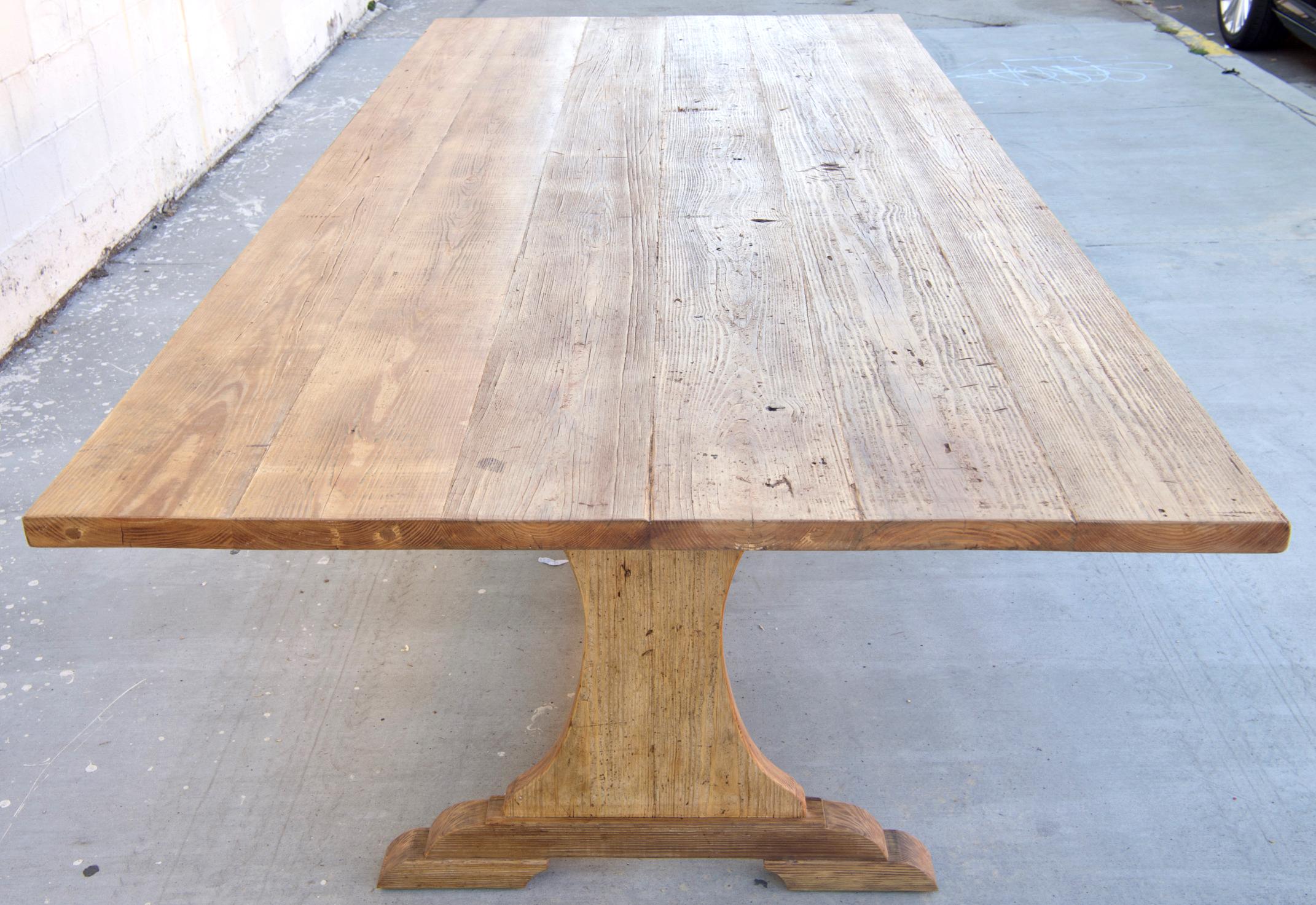 Table de salle à manger Carina fabriquée en pin récupéré (sur mesure) Neuf - En vente à Los Angeles, CA