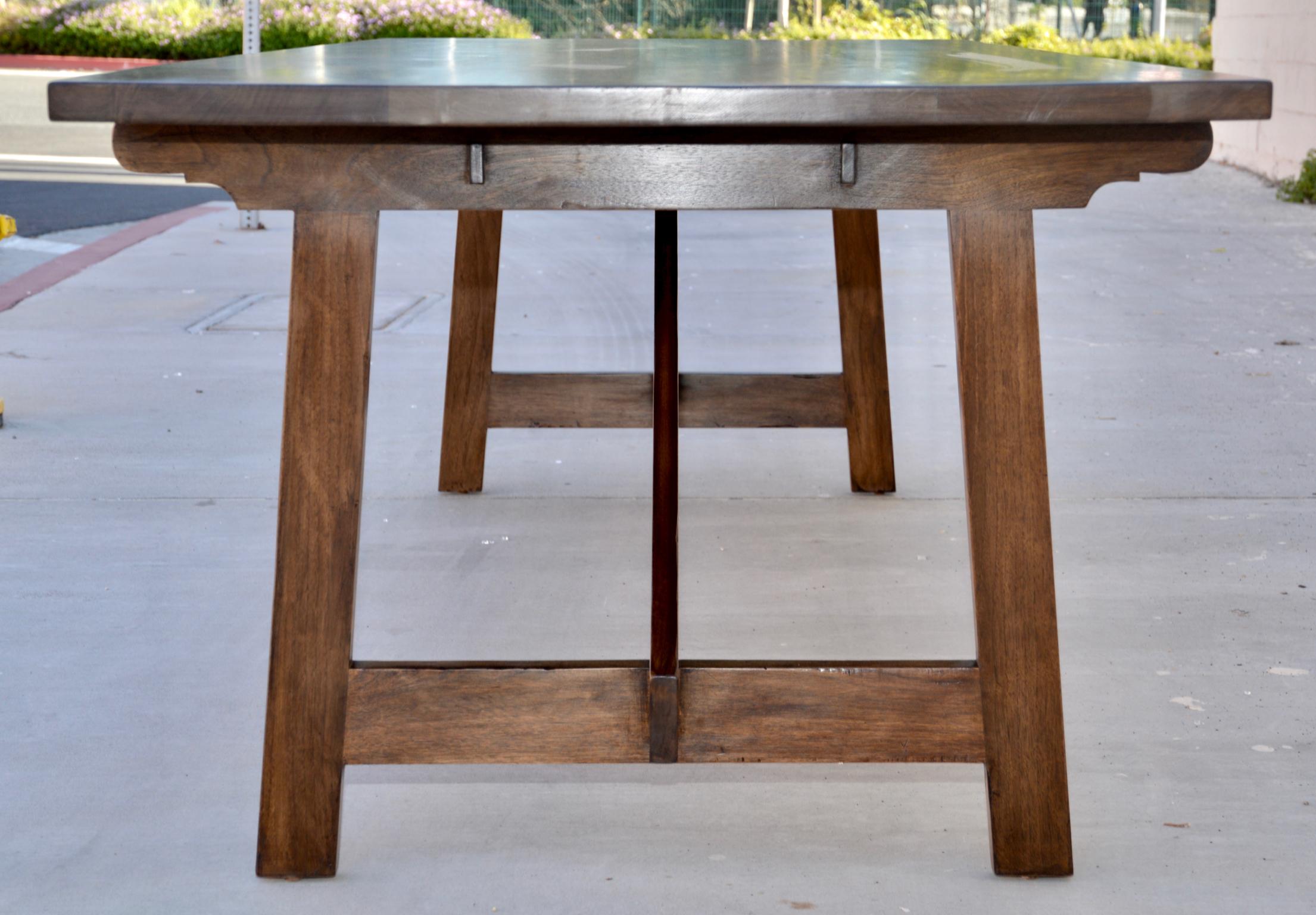 American Craftsman Table de salle à manger Calla en noyer, fabriquée sur mesure par Petersen Antiques en vente
