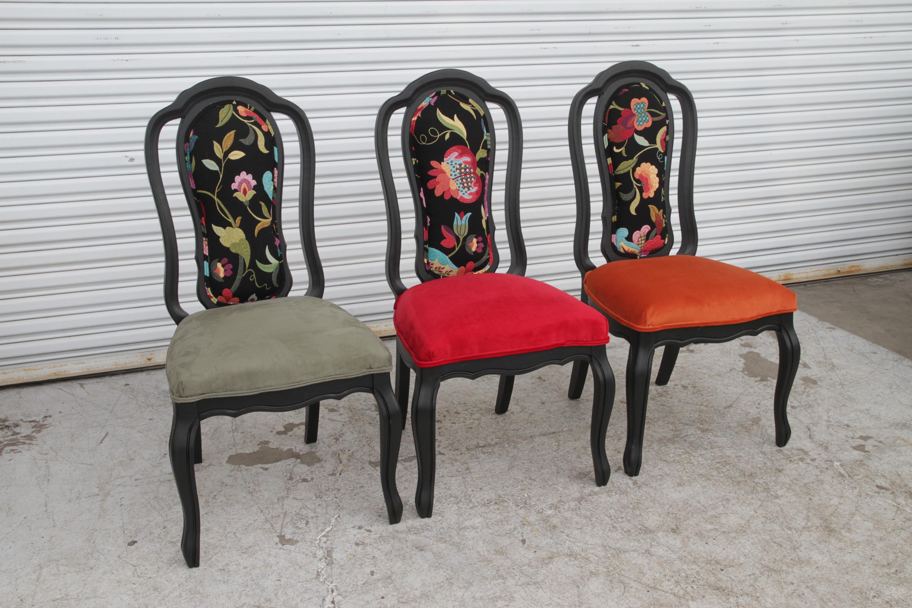 Ces élégantes chaises de salle à manger de style Queen Anne sont dotées d'un cadre en bois noir remarquable et de détails sculptés complexes, ce qui leur confère un attrait intemporel et sophistiqué. Les hauts dossiers sont ornés d'un tissu floral