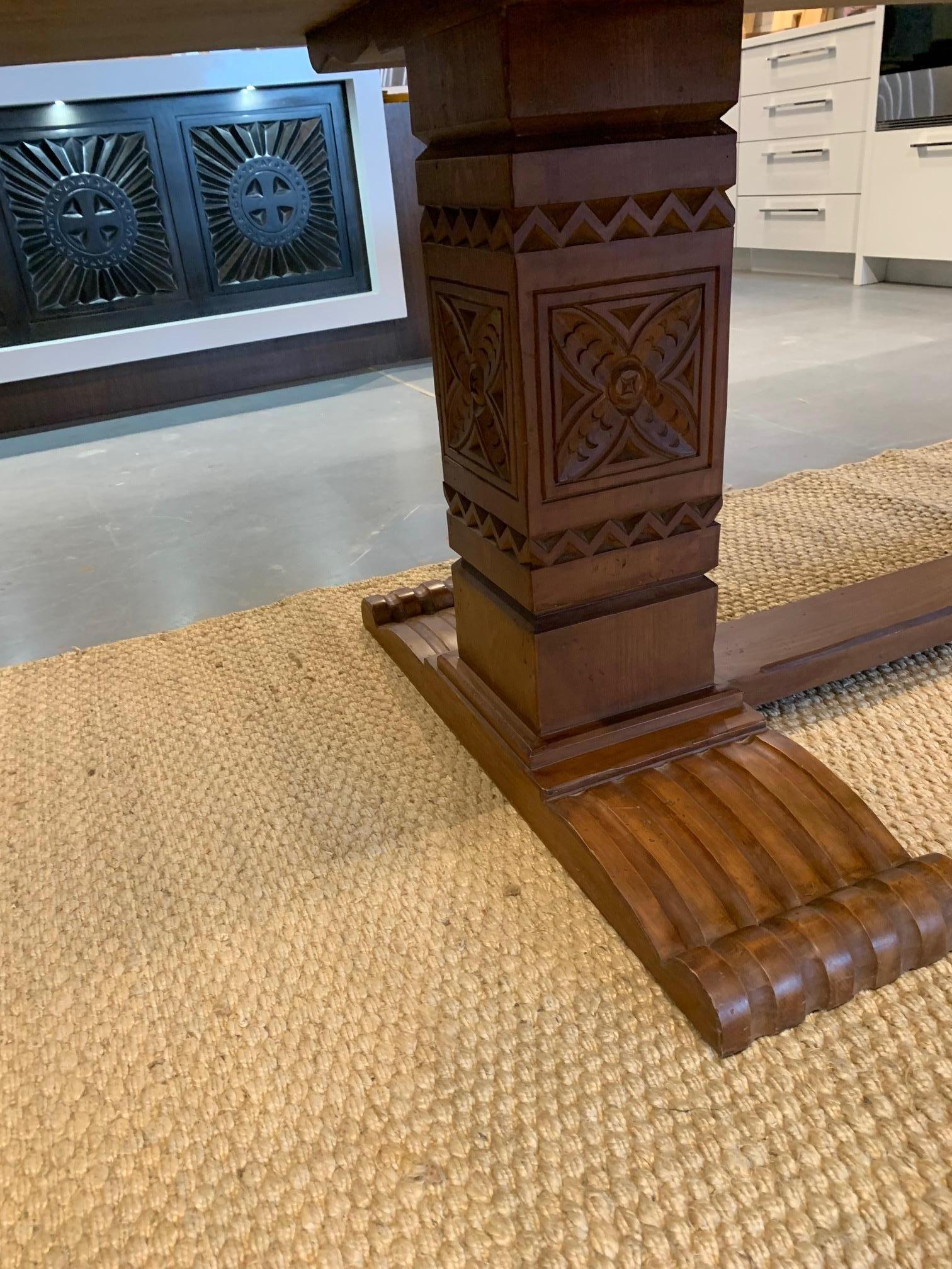 Custom Double Pedestal Tisch (Handgeschnitzt) im Angebot