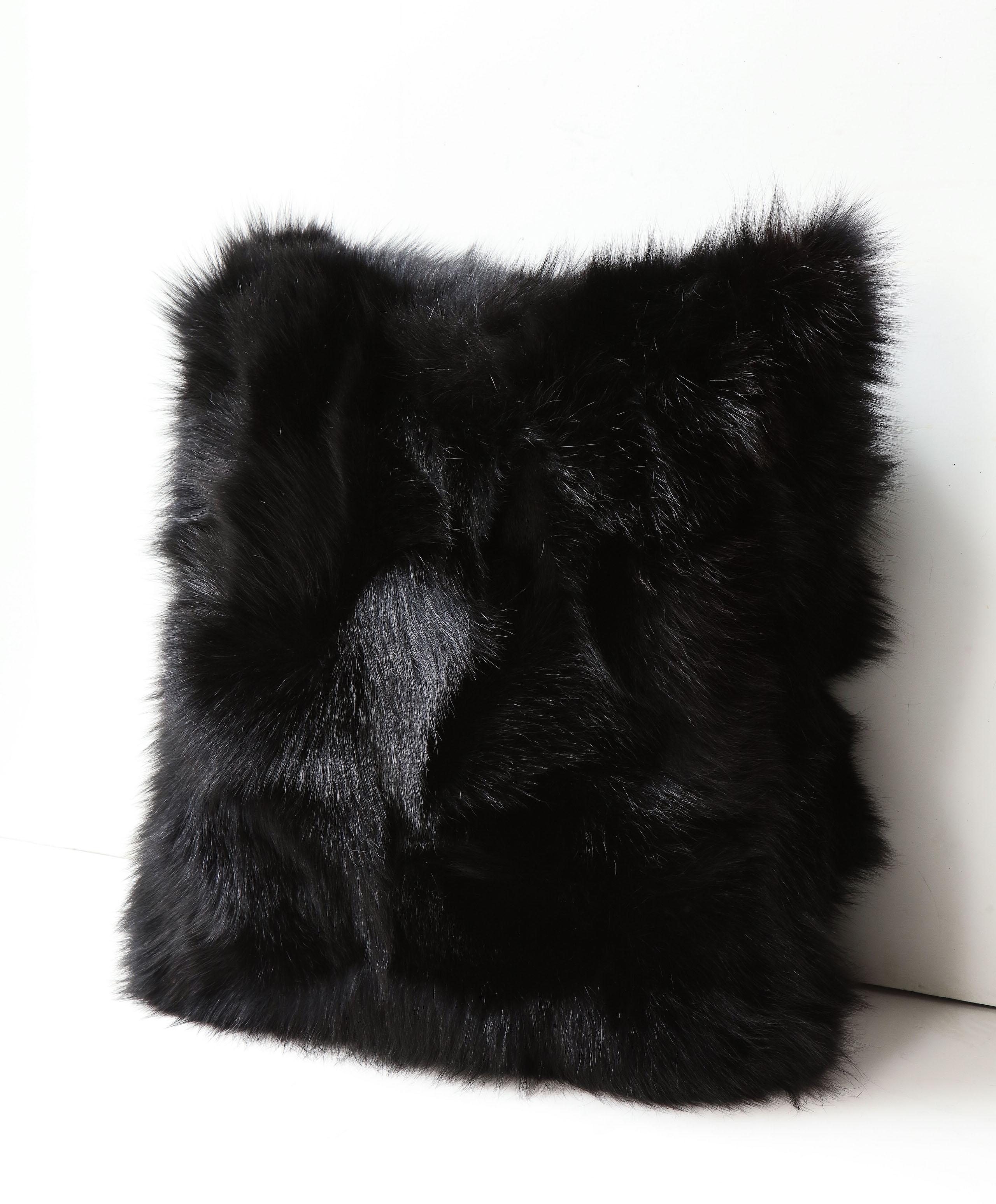 Bellissimo cuscino in shearling toscano a pelo lungo double face di colore nero. L'aspetto è molto elegante e il lusso e la morbidezza sono tangibili. È realizzato in vera tosatura con una chiusura a cerniera in tinta, è imbottito di piumino e piume
