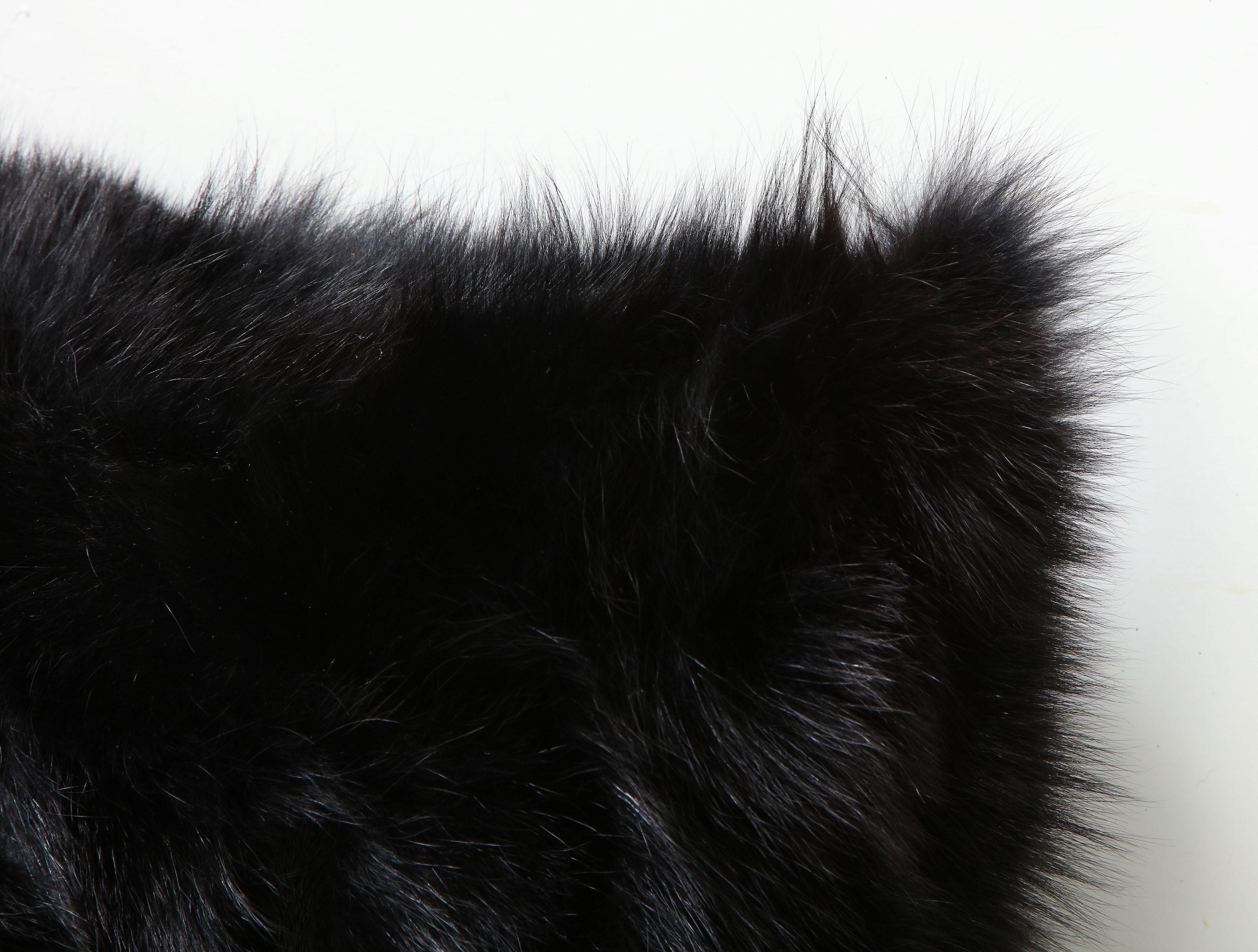 Coussin double face en peau de mouton Toscana de couleur noire, sur mesure Neuf - En vente à New York, NY