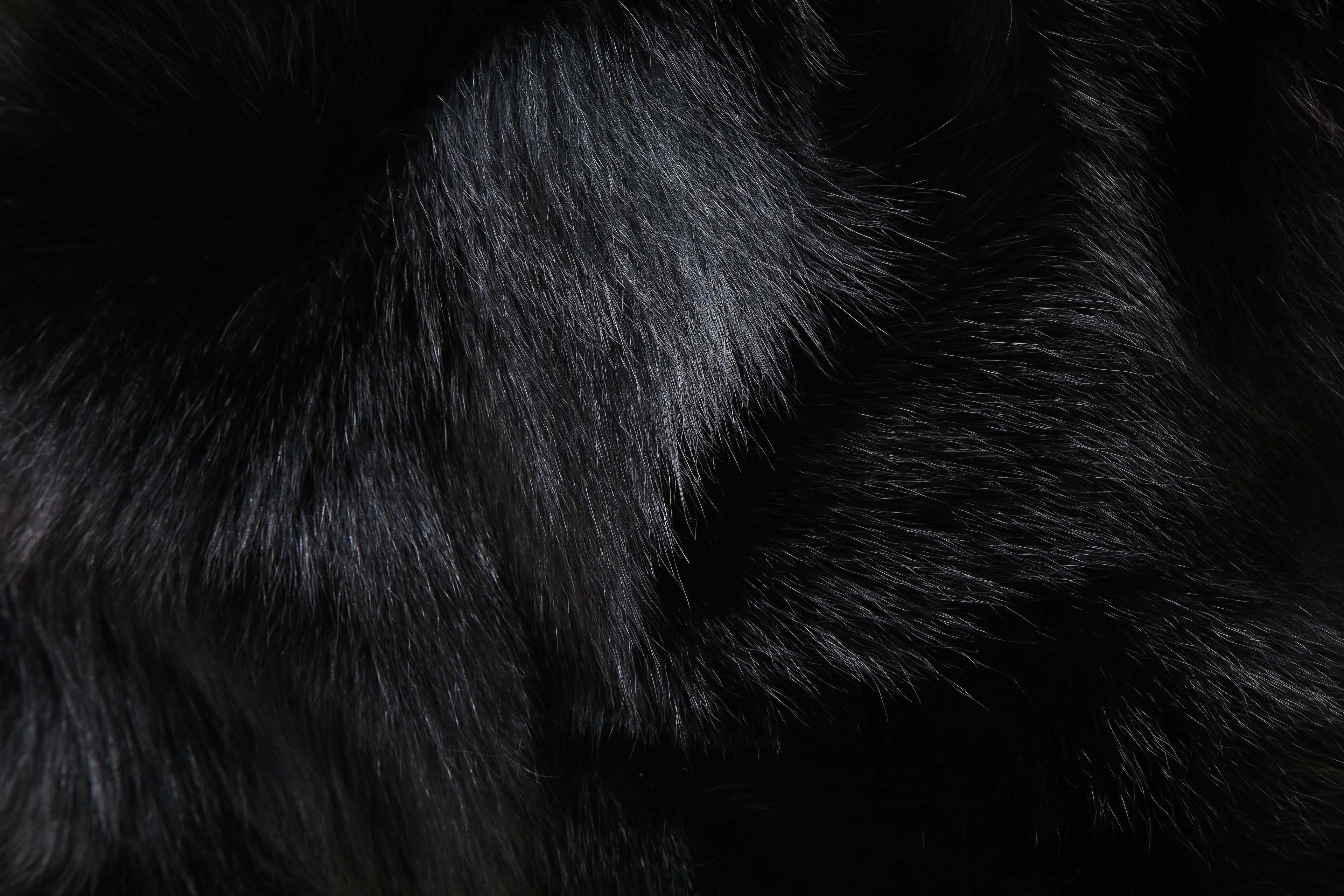 XXIe siècle et contemporain Coussin double face en peau de mouton Toscana de couleur noire, sur mesure en vente