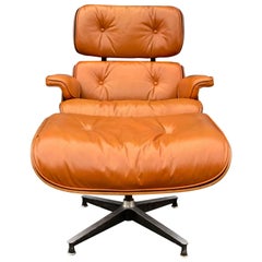 Eames Lounge Chair und Ottomane in gebranntem Orangerot