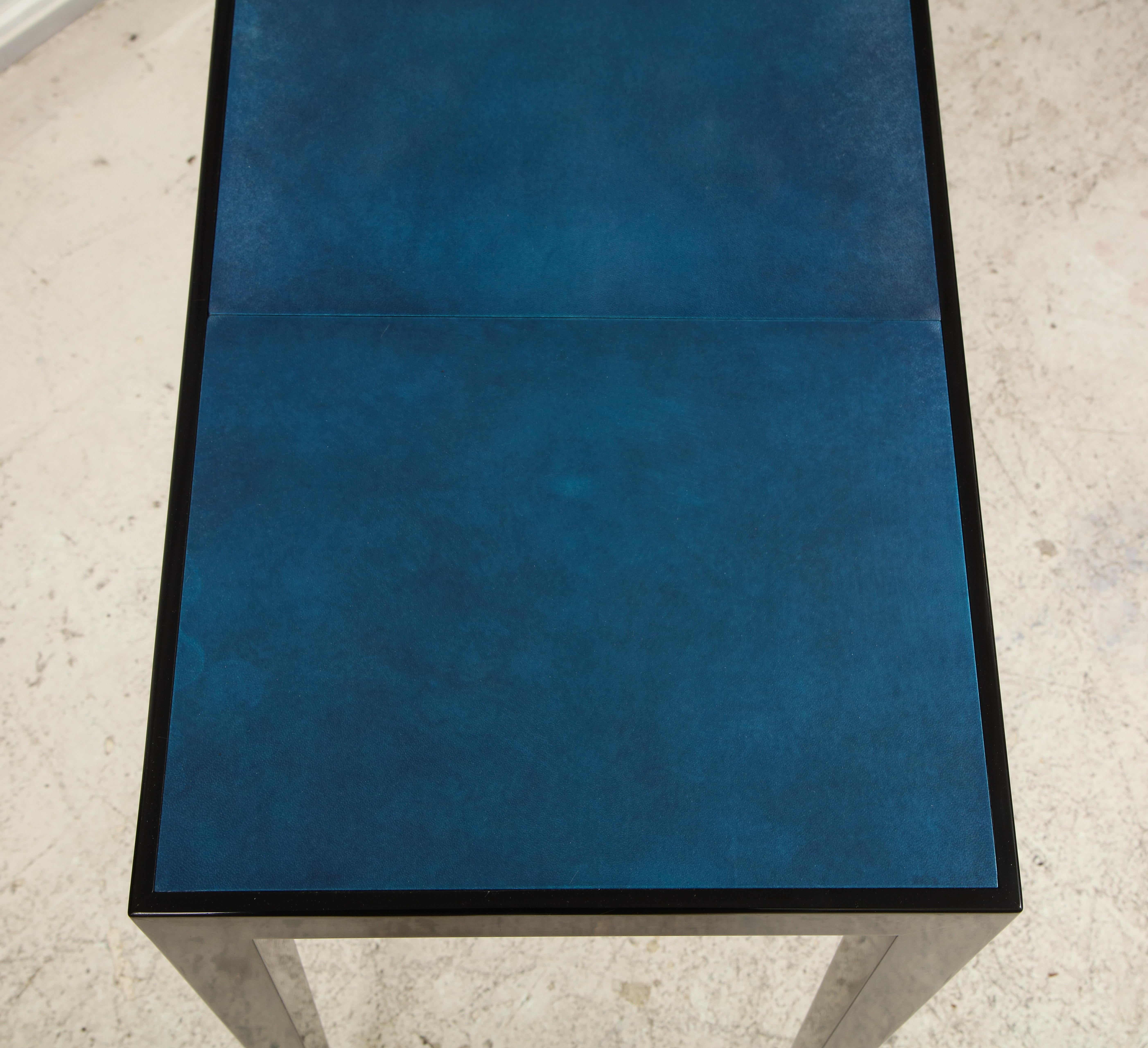 Papier parchemin Console ébonisée sur mesure avec plateau en parchemin bleu en vente