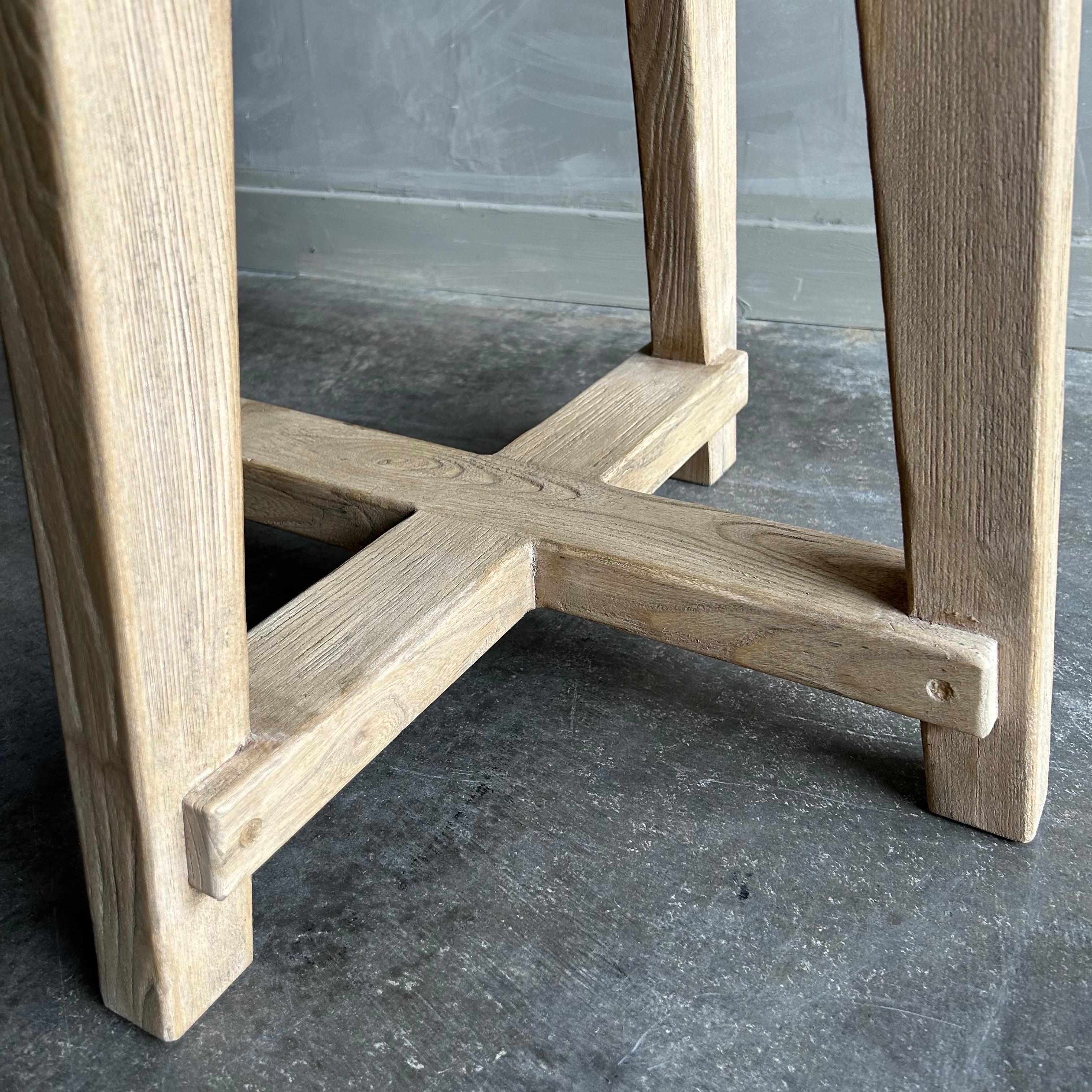 Custom Ulme Wood Counter Hocker mit gepolstertem Sitz (Ulmenholz) im Angebot