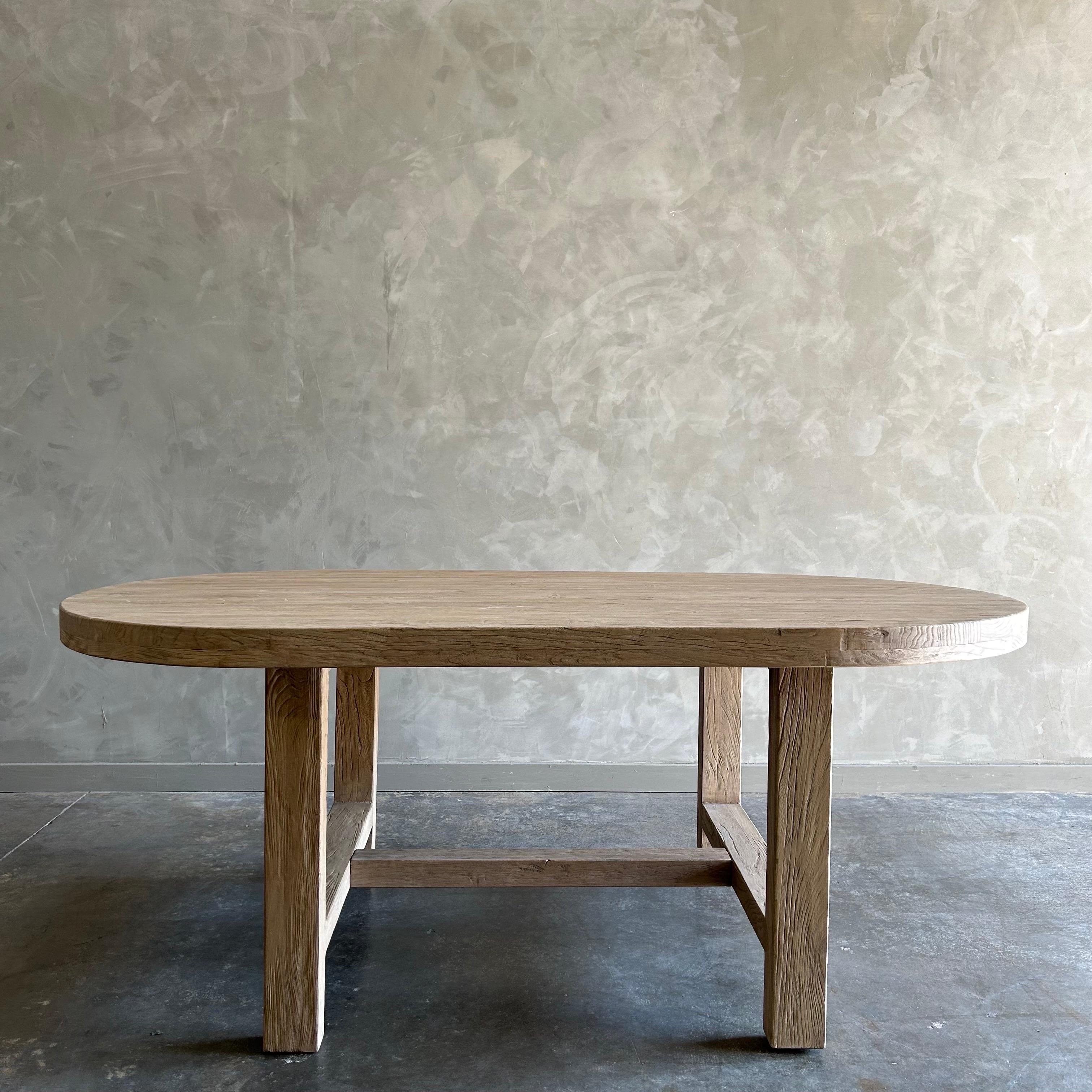 COLLECTION SH
Table à manger ovale Harvest
Méticuleusement fabriquée à la main en bois d'orme recyclé, cette table de salle à manger est la star de tout petit déjeuner, déjeuner ou dîner. 
Table de salle à manger ovale 78 
