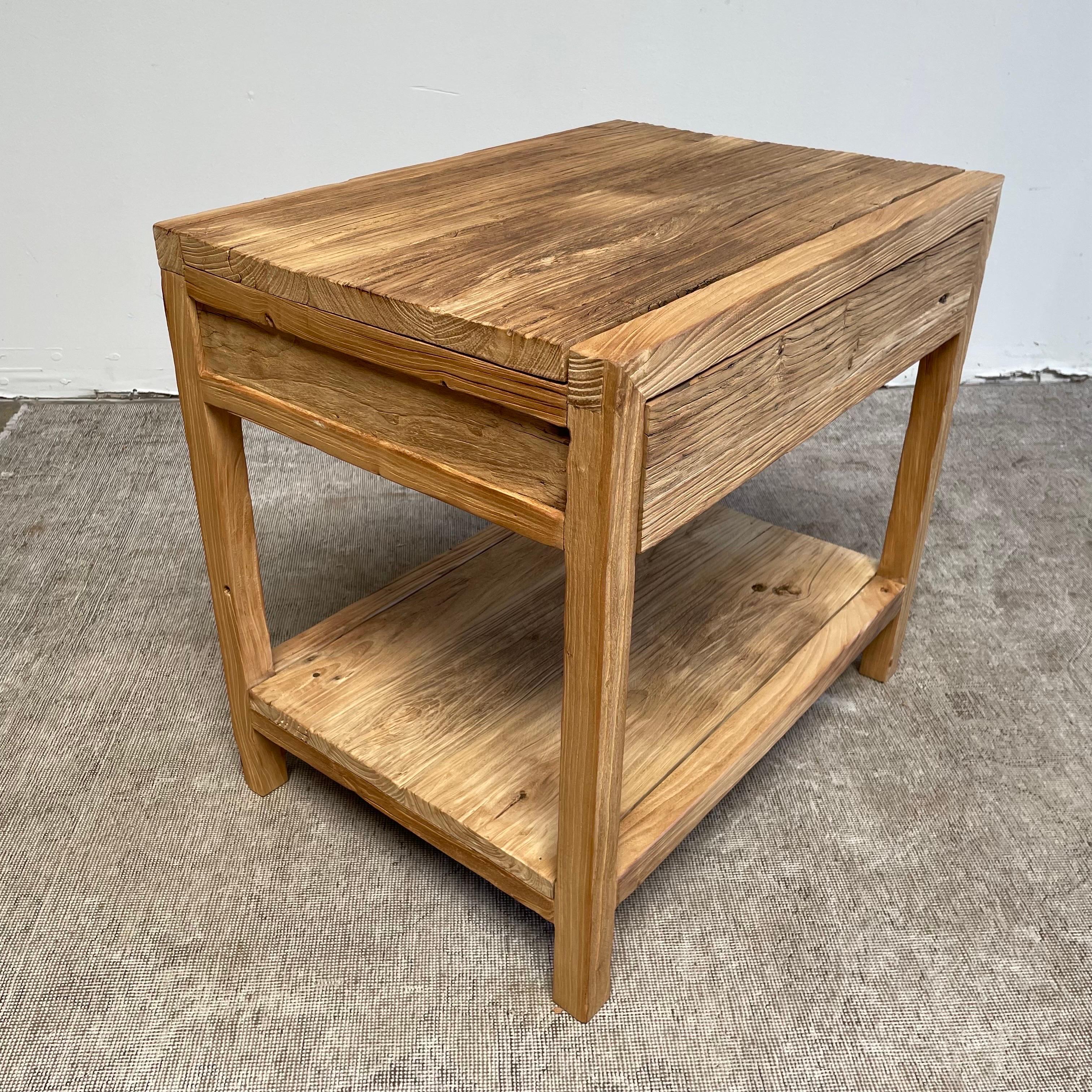 Tables de nuit à un tiroir en bois d'orme sur mesure, finition Nature en vente 1