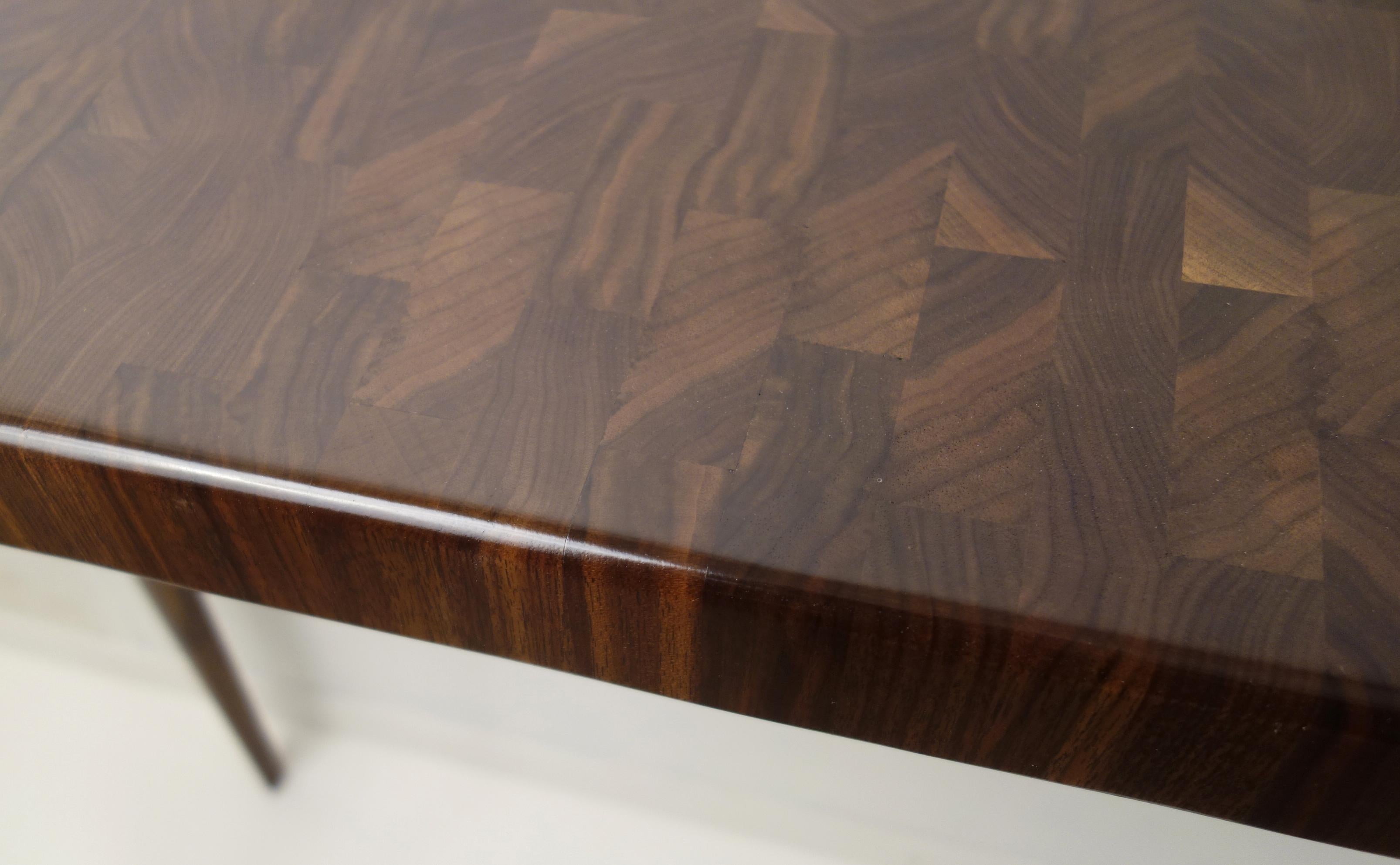 Sculpté Console Endgrain personnalisée en noyer en vente