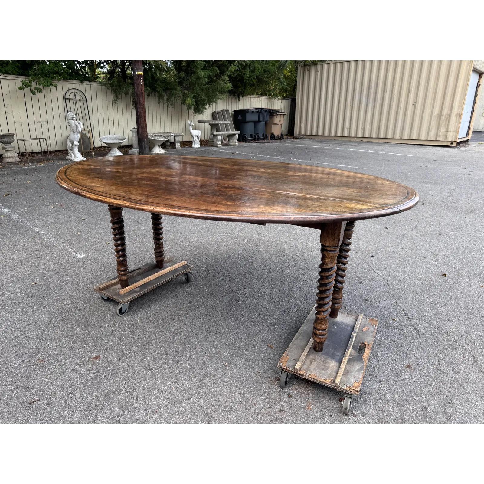Il s'agit d'une magnifique table de salle à manger ovale personnalisée provenant d'Angleterre ! Le bois présente de jolis détails naturels et une magnifique tonalité chaude. Le style élégant et le design simple des pieds torsadés en orge lui