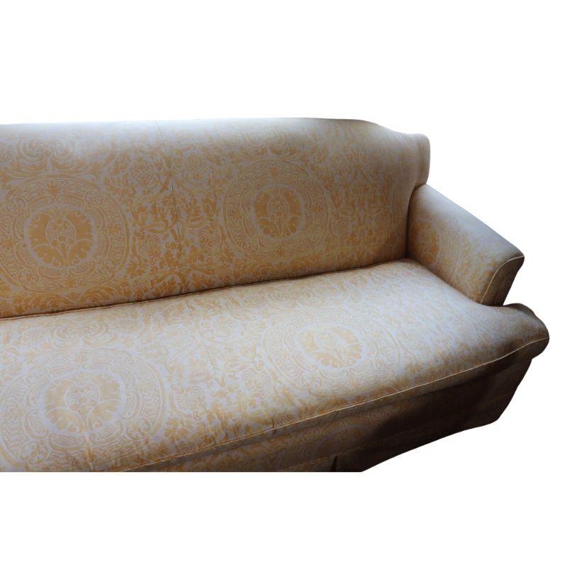 Maßgefertigtes englisches Sofa im Fortuny-Stil, gepolstert mit Stoff im Zustand „Gut“ in Locust Valley, NY