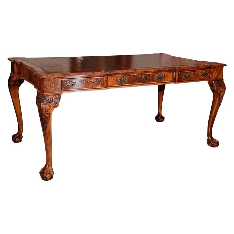 Table à écrire en loupe de noyer anglaise sur mesure