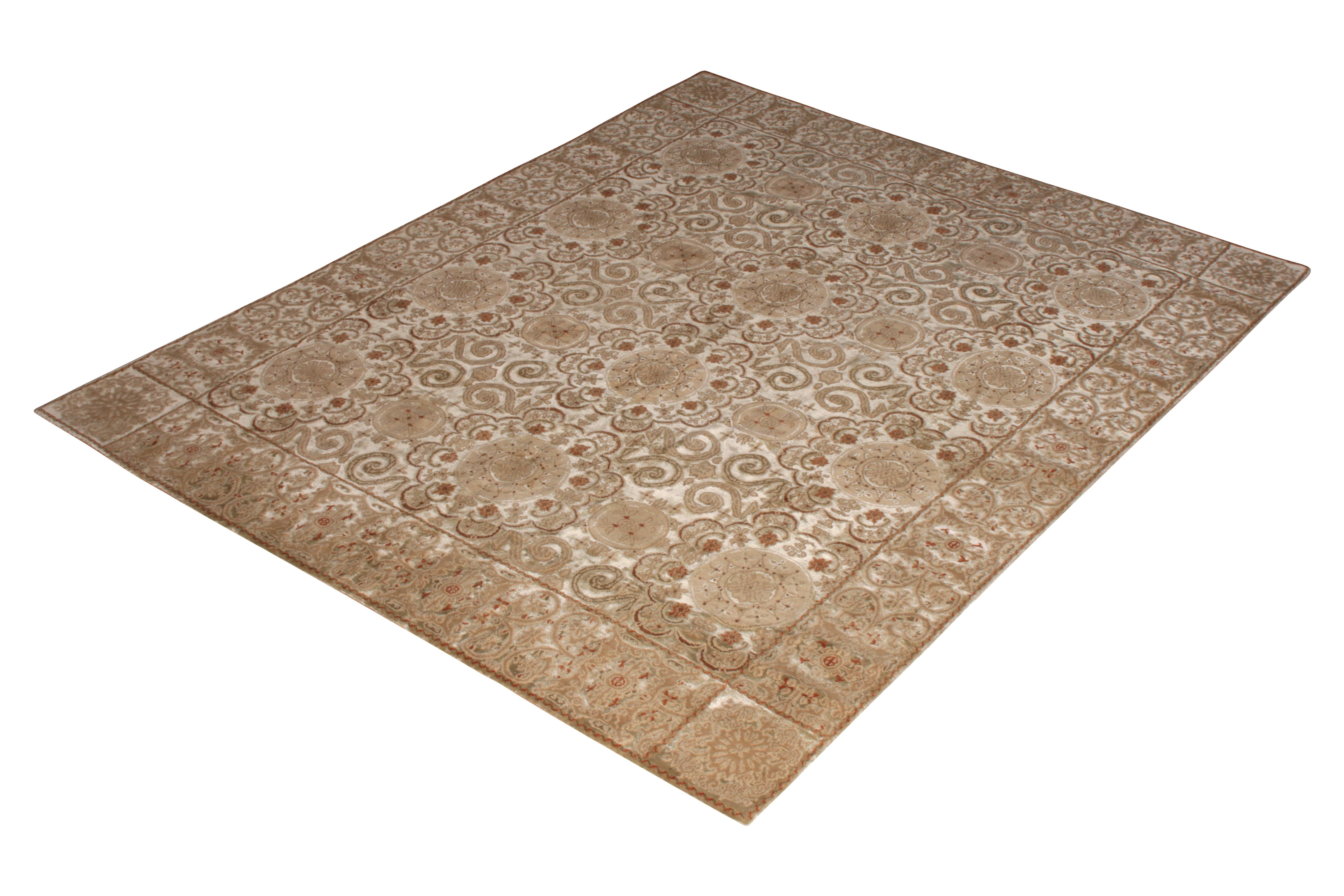 Dieser Teppich im Format 8 x 10 gehört zur europäischen Kollektion von Rug & Kilim, die sich von einer Vielzahl geometrischer Muster und neoklassizistischer Empfindsamkeiten inspirieren lässt und von den jüngsten Neuzugängen dieser Linie liebevoll