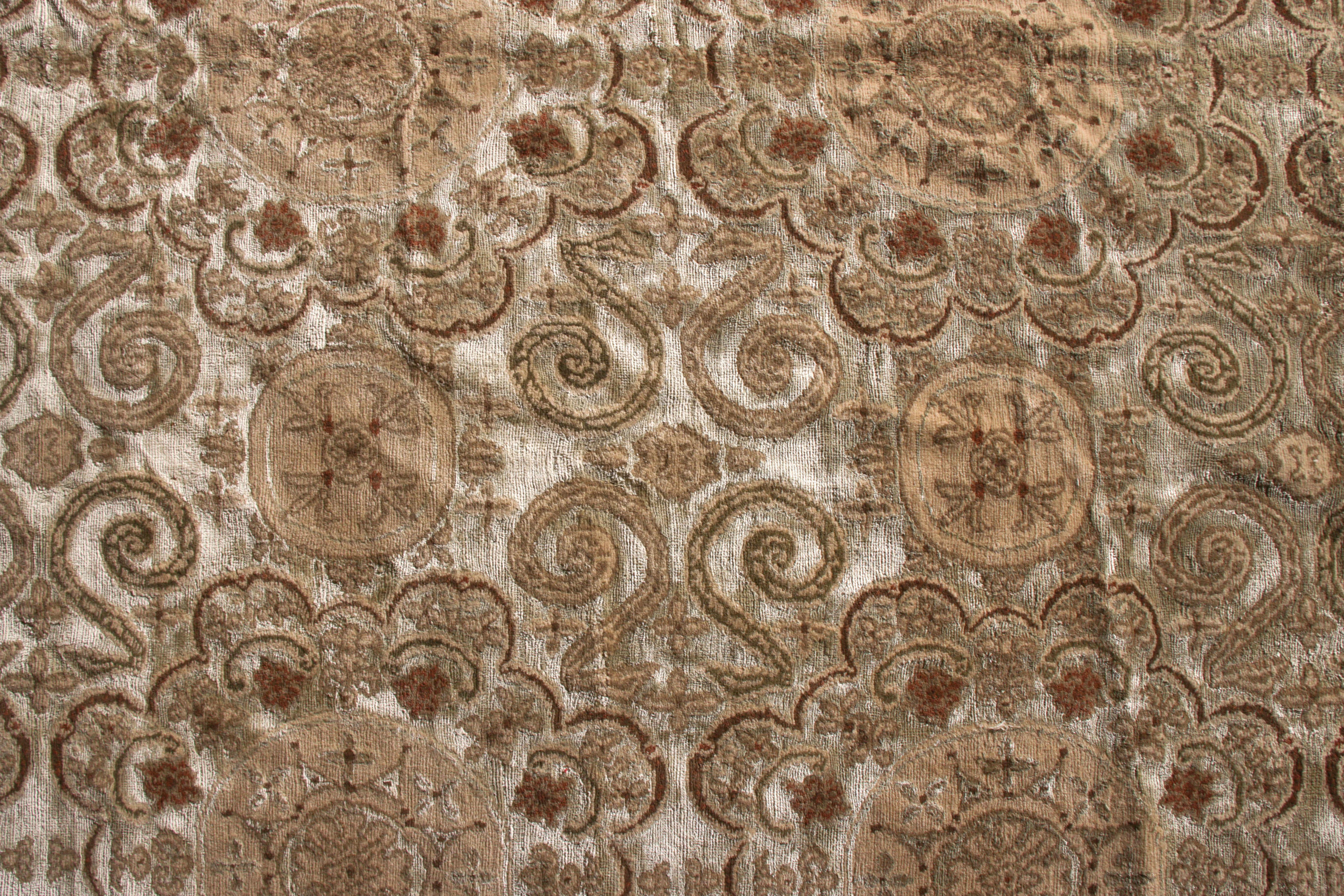 Teppich & Kelim, maßgefertigter Teppich im europäischen Stil in Beige mit Medaillonmuster von Teppich & Kelim (Nepalesisch) im Angebot