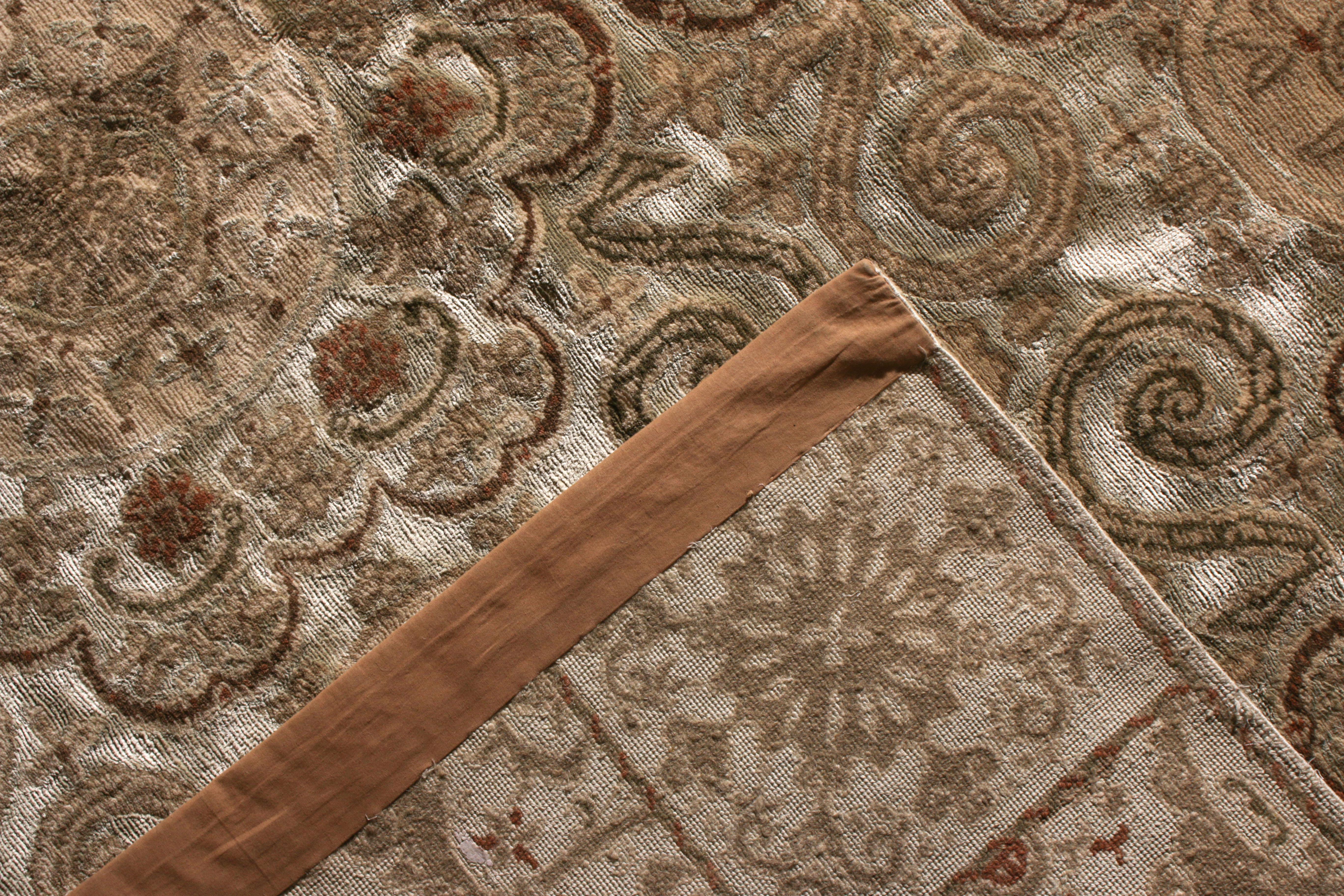 Teppich & Kelim, maßgefertigter Teppich im europäischen Stil in Beige mit Medaillonmuster von Teppich & Kelim (Handgeknüpft) im Angebot