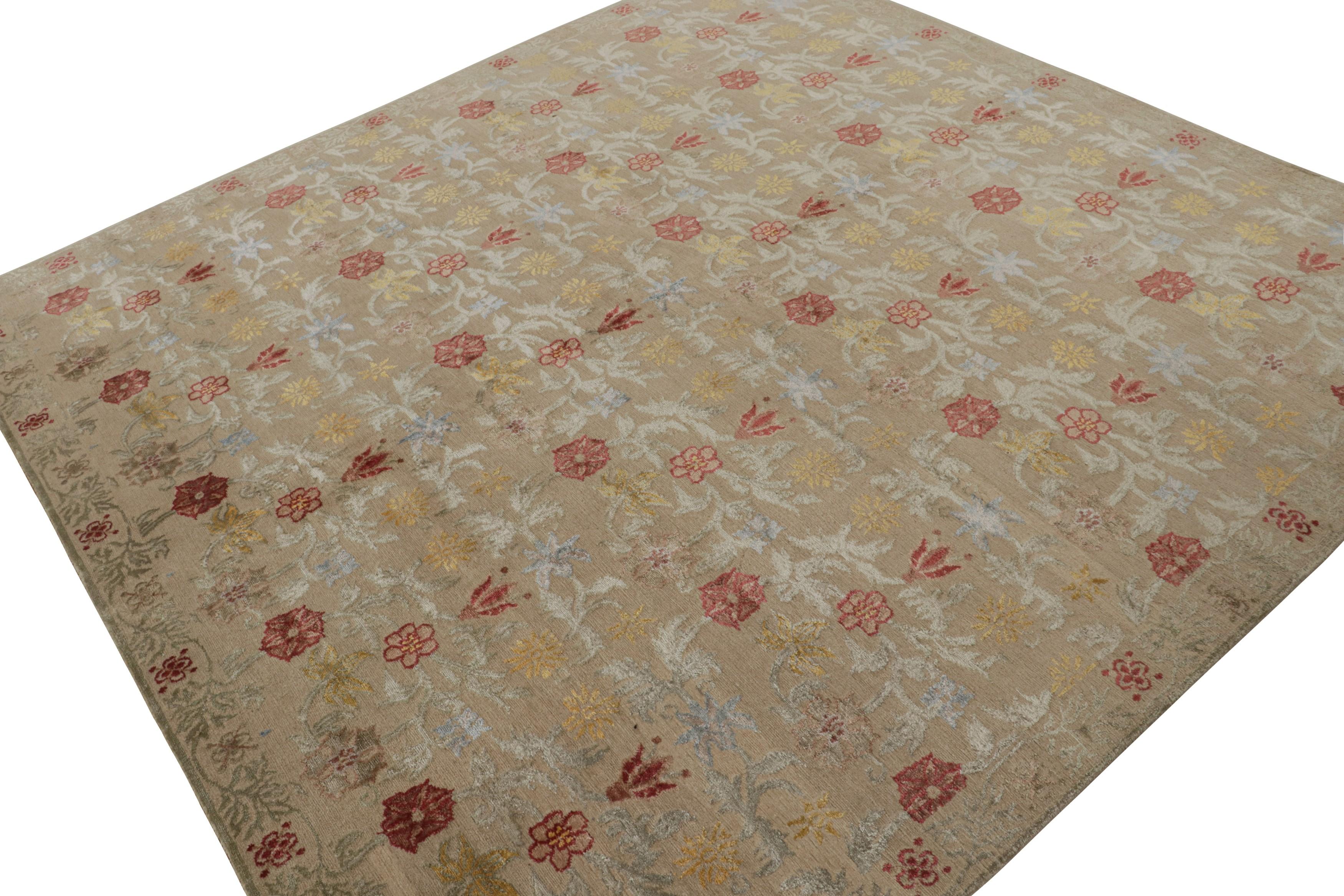 Noué à la main en soie et laine naturelles, ce tapis de transition 8x8 vient s'ajouter à la collection de tapis européens de Rug & Kilim, affectueusement surnommée 