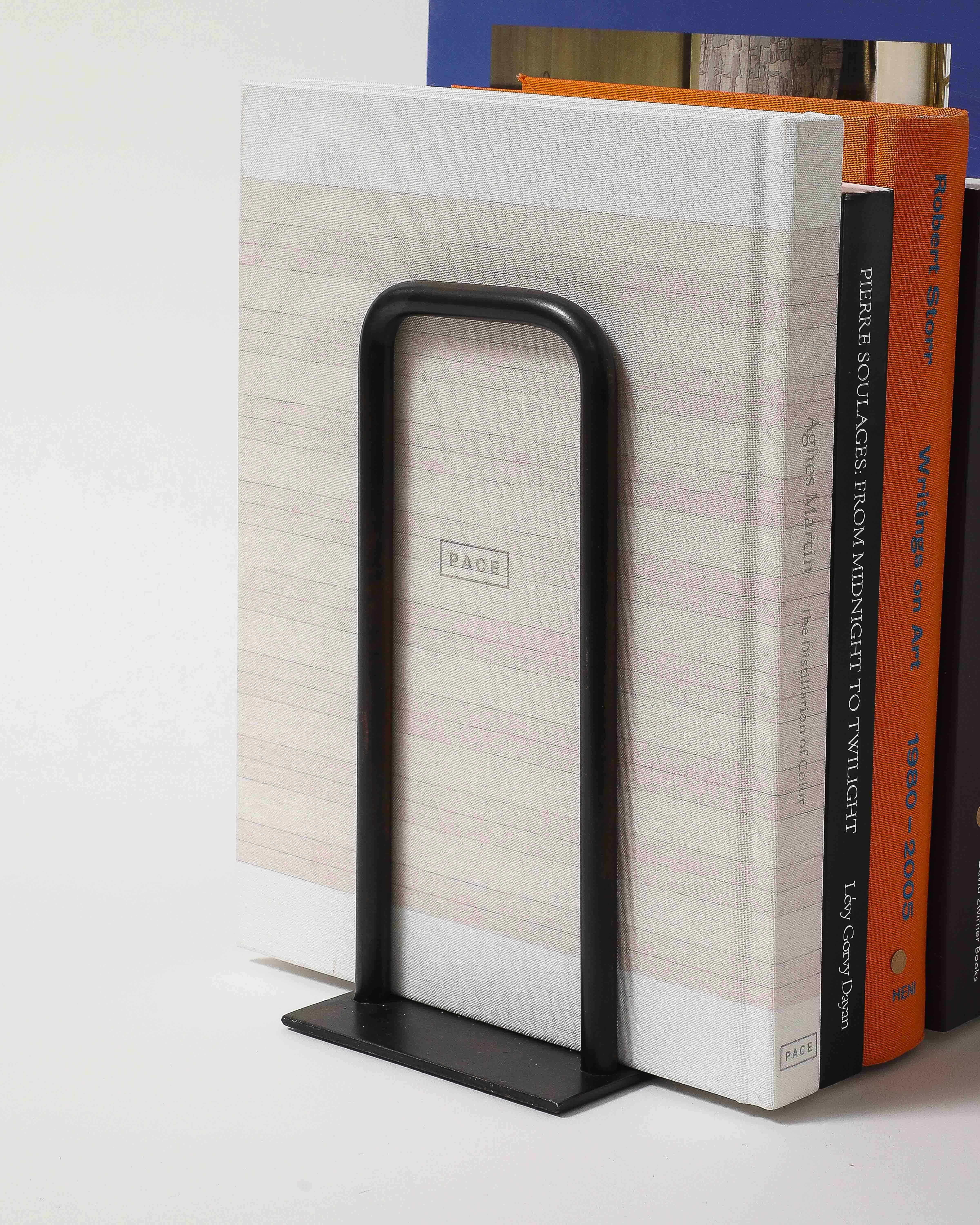 Sujetalibros de acero fabricados a medida, firmados por el artista en venta 5