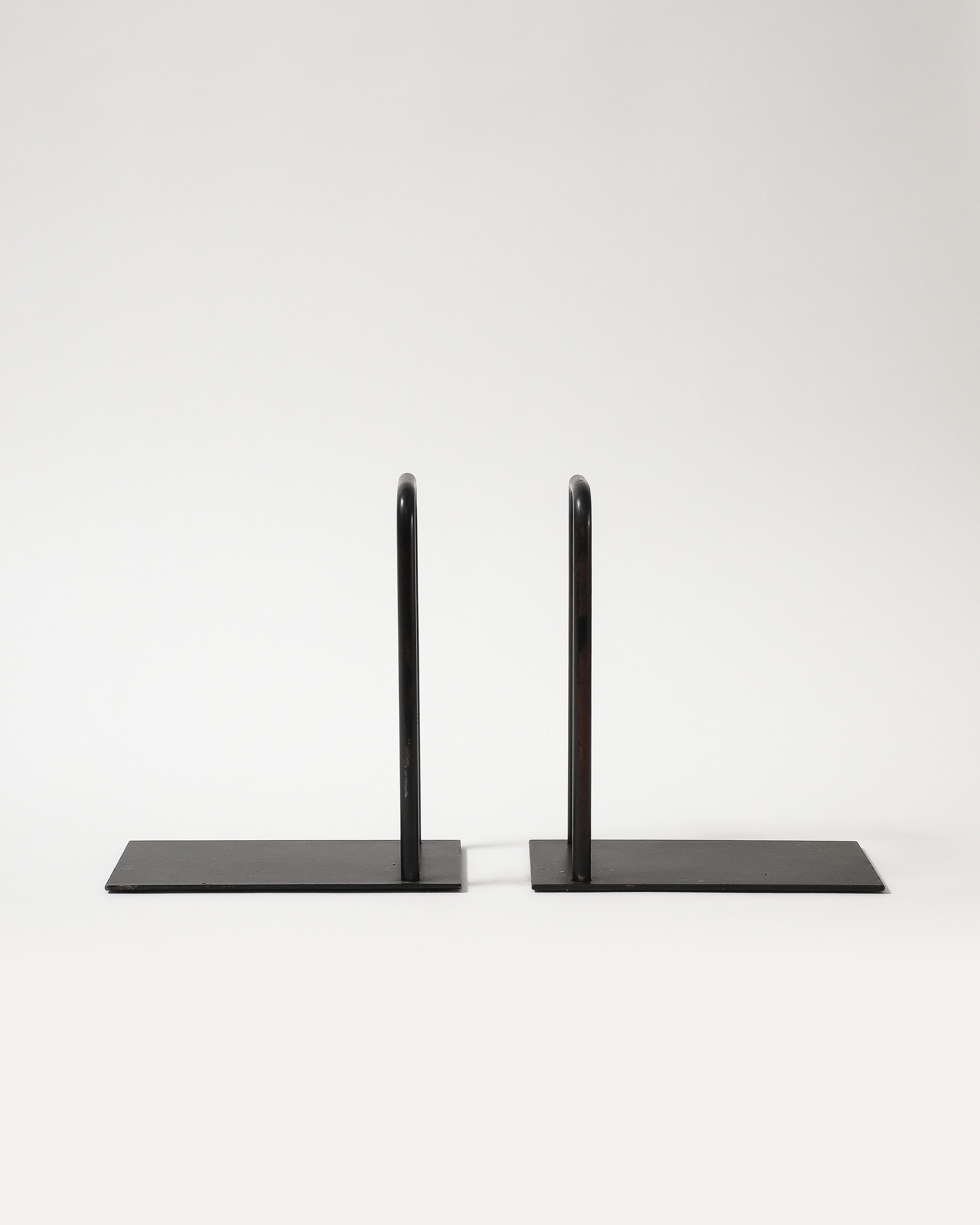 Sujetalibros de acero fabricados a medida, firmados por el artista Estadounidense en venta