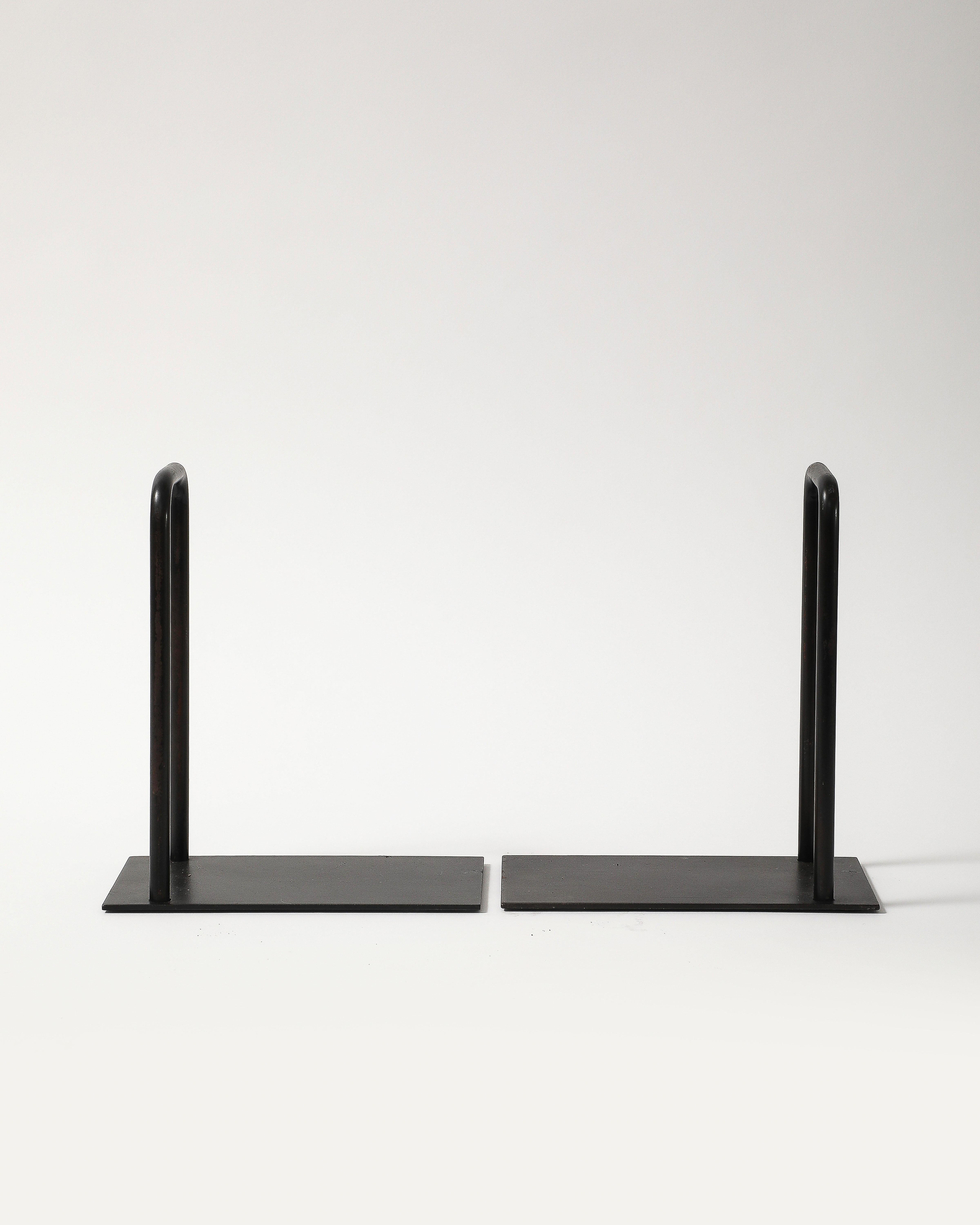 Sujetalibros de acero fabricados a medida, firmados por el artista en Bueno estado para la venta en New York City, NY