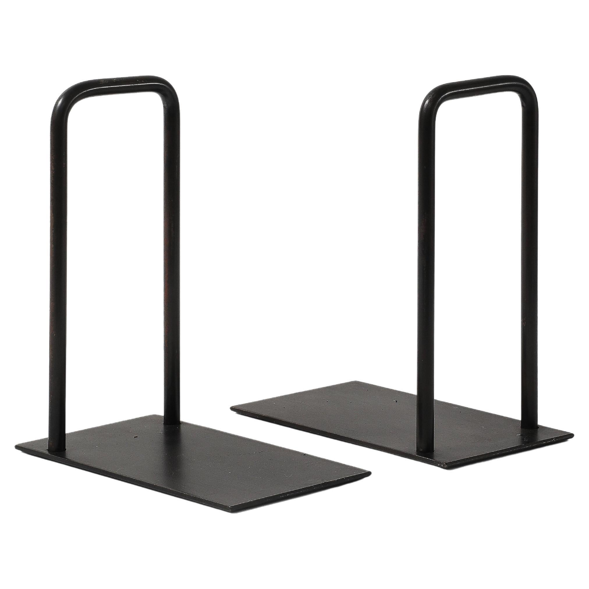 Reggilibri in acciaio fabbricati su misura, firmati dall
artista