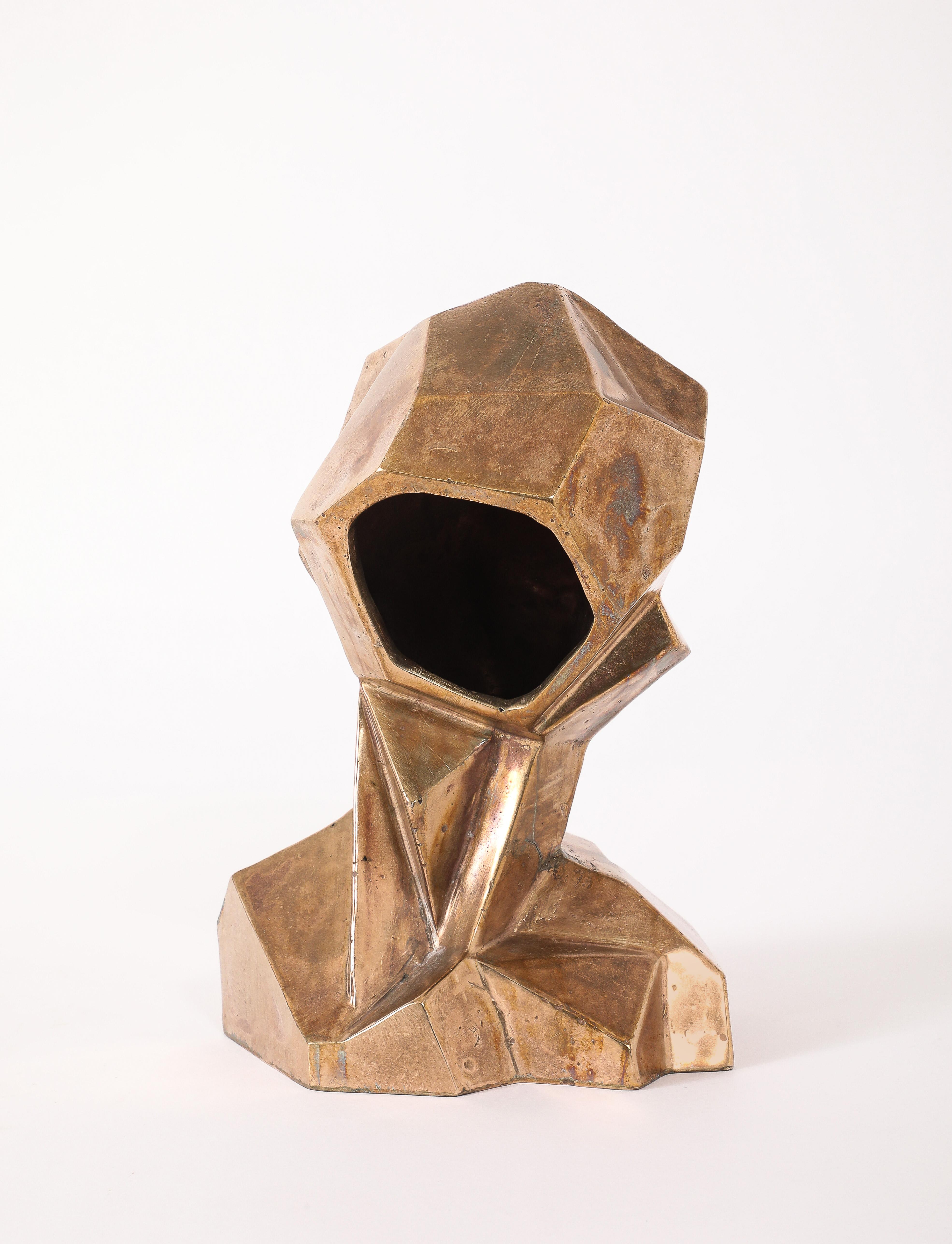 Lámpara de mesa multifacética de bronce fundido con una presencia muy fuerte y una pátina maravillosa.